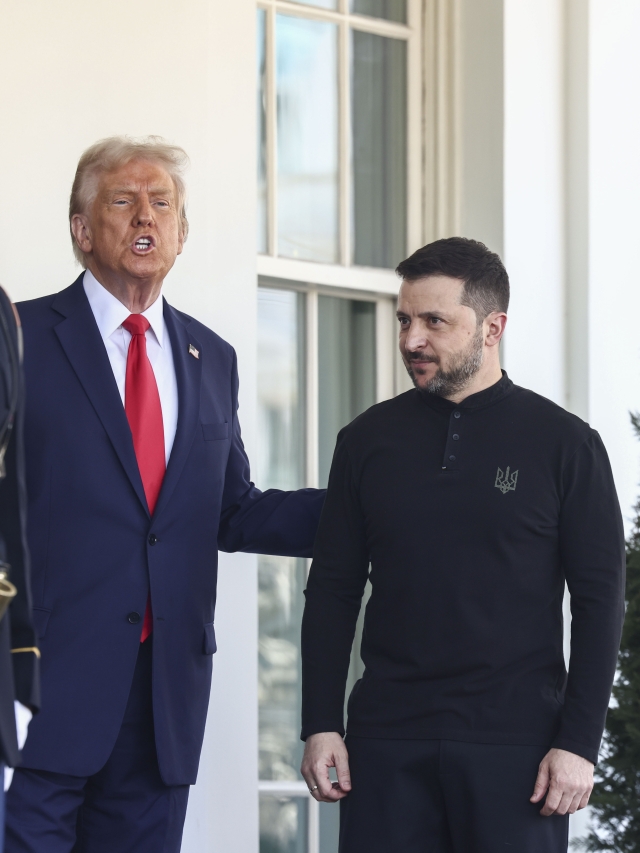 US President Donald Trump welcomes Ukrainian President Volodymyr Zelensky to the White House