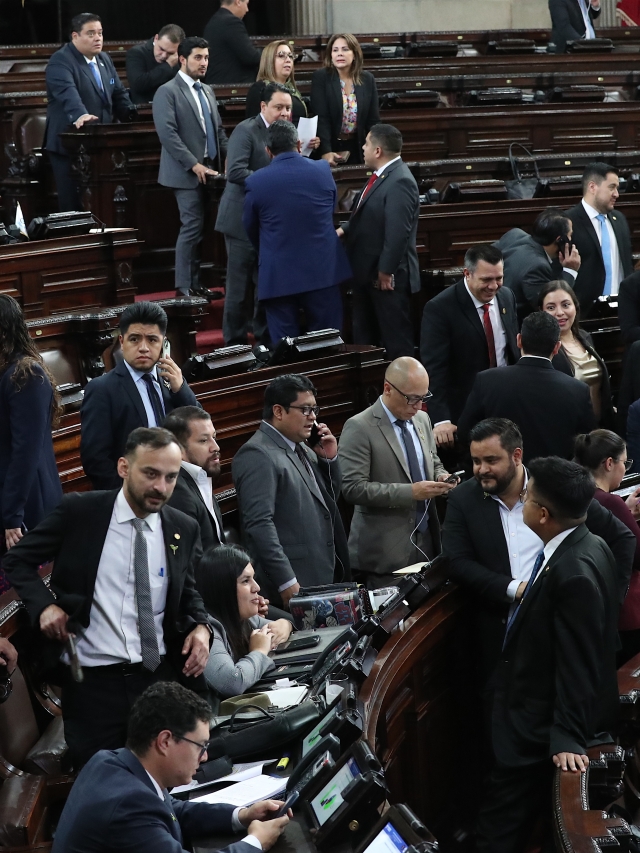 Sesin plenaria Congreso de la Repblica. Los diputados oficialistas lograron los consensos para aprobar una reforma legal que levantar la suspensin que mantiene como independientes a los congresistas electos por Movimiento Semilla. La nueva ley consigui el apoyo de 127 diputados y fue aprobada de urgencia nacional.
