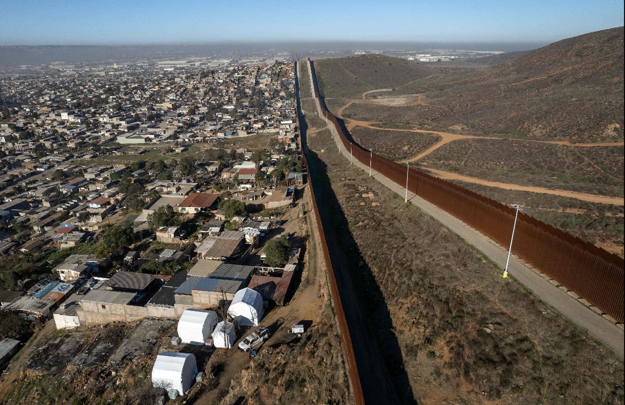 Frontera entre EE. UU. y México, en Tijuana, donde ha bajado el flujo de migrantes, por las medidas de Trump. (Foto Prensa Libre: EFE)