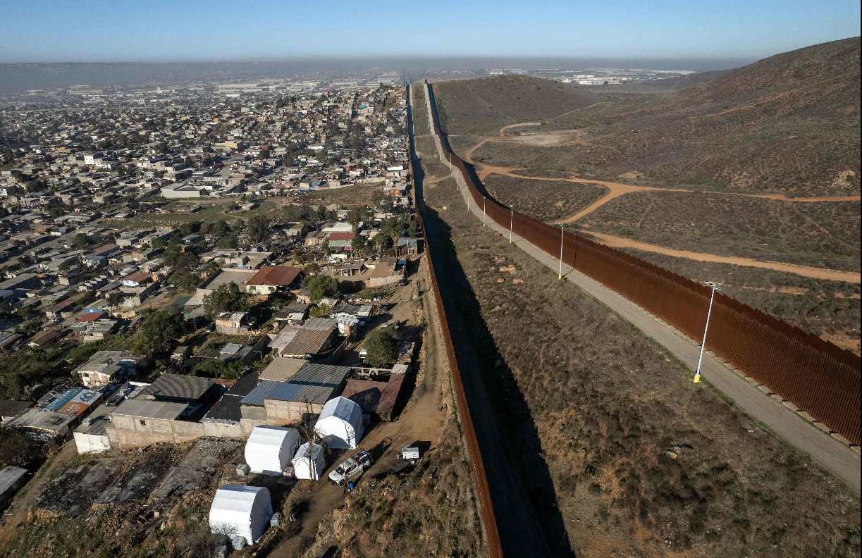 Border between the USA and Mexico, in Tijuana, where the flow of migrants has lowered, by Trump's measures. (Free Press Photo: EFE)