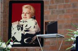 A portrait of the late Mexican singer Francisca Viveros Barradas, better known as Paquita la del Barrio, is seen next to an urn with her remains during a tribute in her hometown Alto Lucero, Veracruz State, Mexico, on February 19, 2025. (Photo by VICTORIA RAZO / AFP)