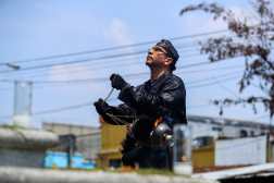 VIERNES SANTO, EL CALVARIO. Este Viernes Santo, la Iglesia de El Calvario, tendría que haber salido a las calles del Centro Histórico para su recorrido del Santo Entierro. Debido a la emergencia del Coronavirus, esto no se puedo hacer. En la imagen, un grupo de personas se acercan a las puertas de la iglesia para hacer una oración.

Juan Diego González.  100420