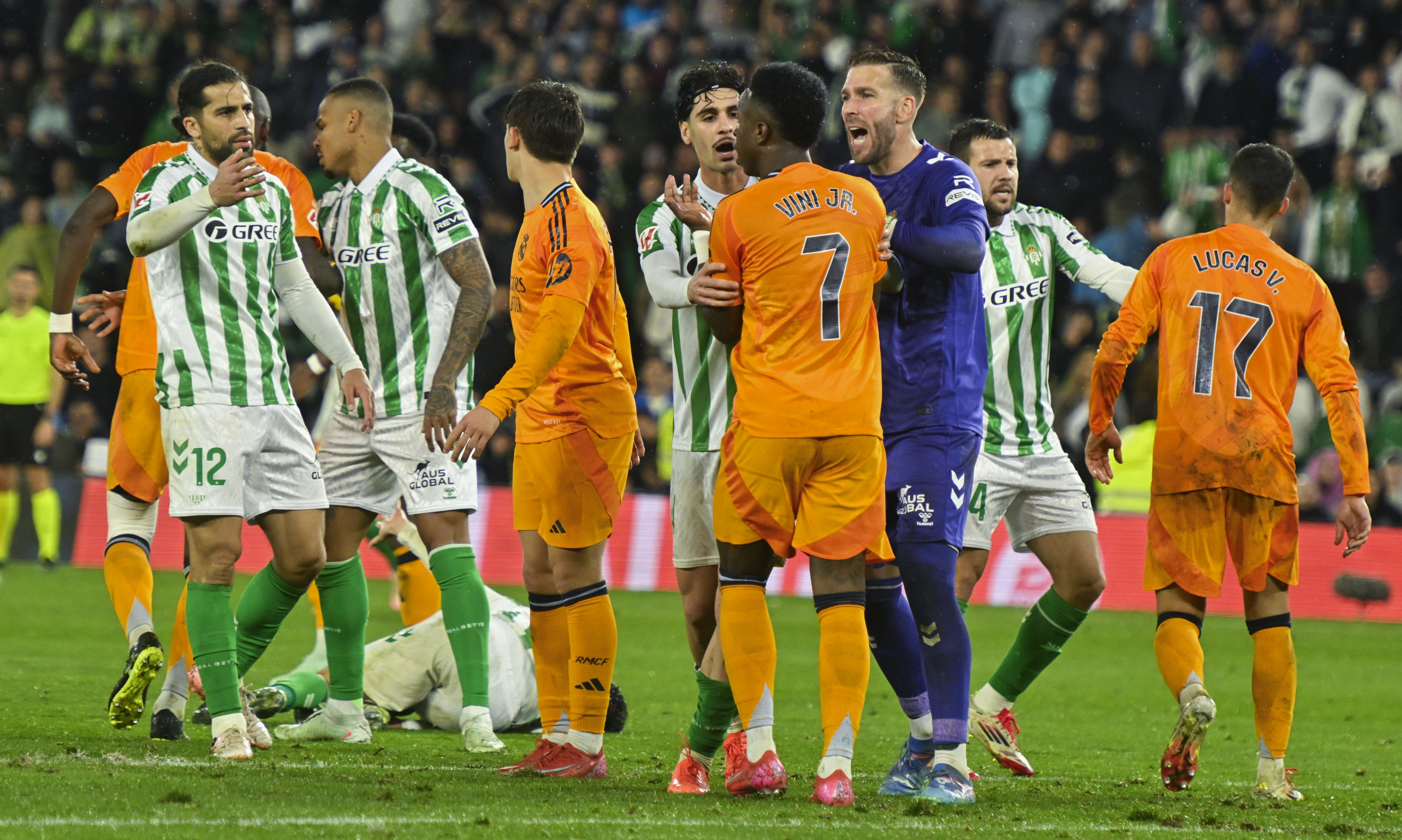 Seville, 01/03/2025.- Real Madrid striker Vinícius Júnior (c) After the match of the 26th of LaLiga EA Sports that Real Betis and Real Madrid have played this Saturday at the Benito Villamarín stadium, in Seville. EFE/Raúl Caro
