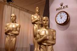 LOS ANGELES (United States), 01/03/2025.- Oscar statues on the red carpet during preparations for the 97th annual Academy Awards ceremony at the Dolby Theatre at Ovation Hollywood in Los Angeles, California, USA, 01 March 2025. The Oscars will be presented for the outstanding individual or collective efforts in filmmaking on 02 March 2025. EFE/EPA/JOHN G. MABANGLO