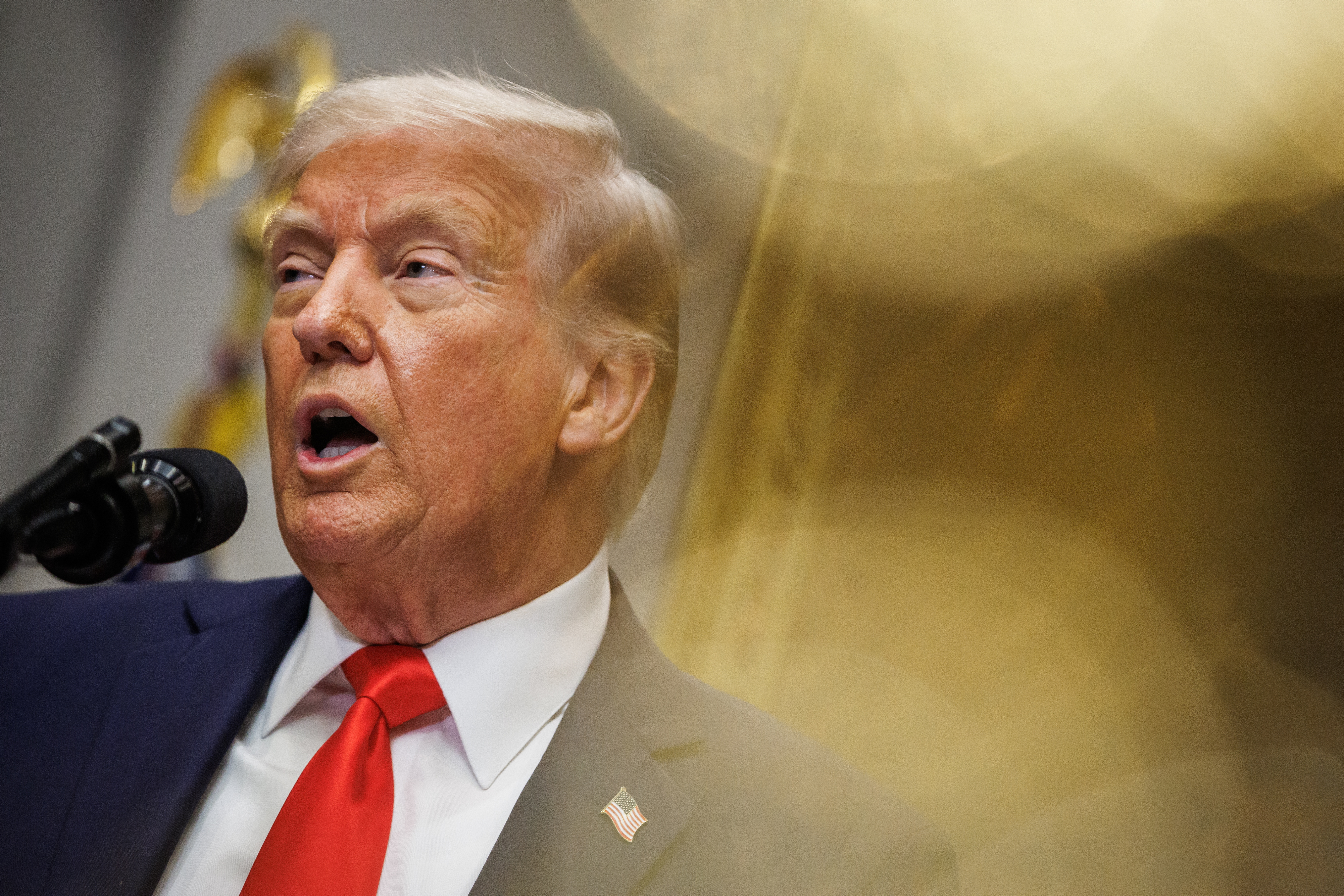 Trump aumenta a 20% los aranceles para las importaciones desde China