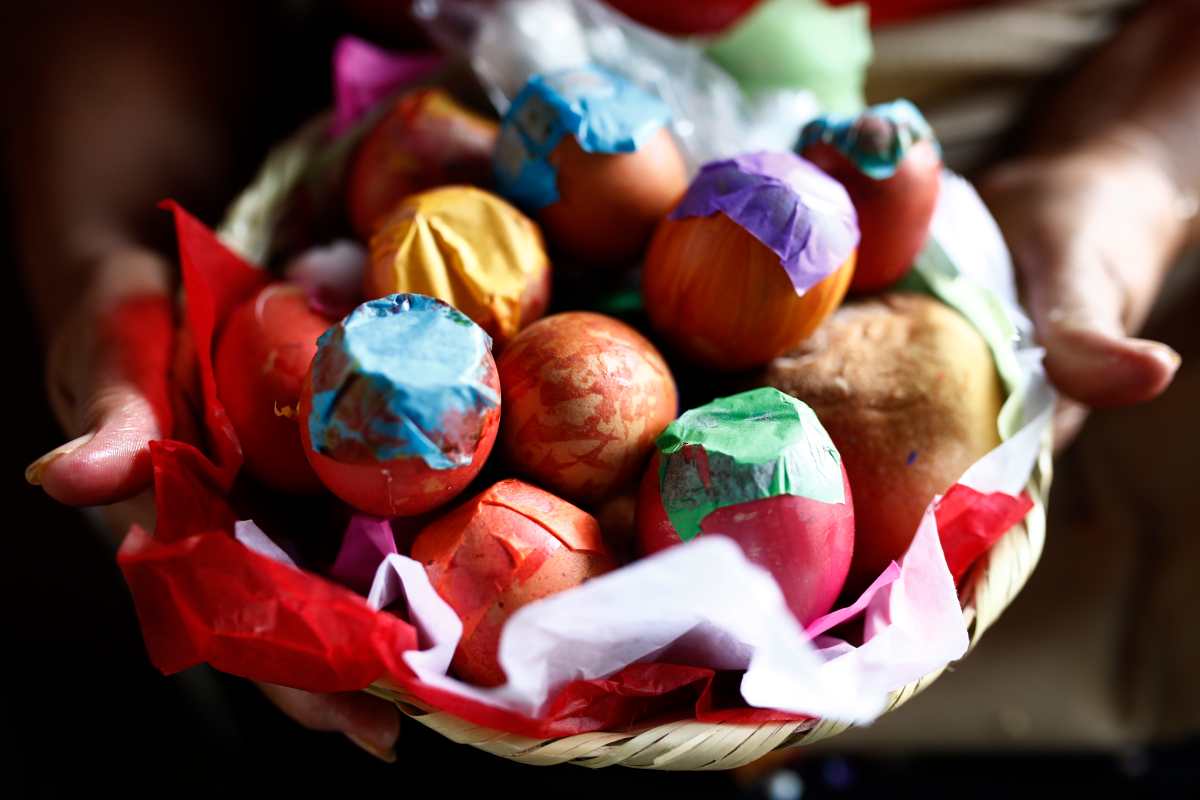 Una imangen de cascarones de huevos rellenos de confeti y con motivo del martes de carnaval. (Foto Prensa Libre: EFE)