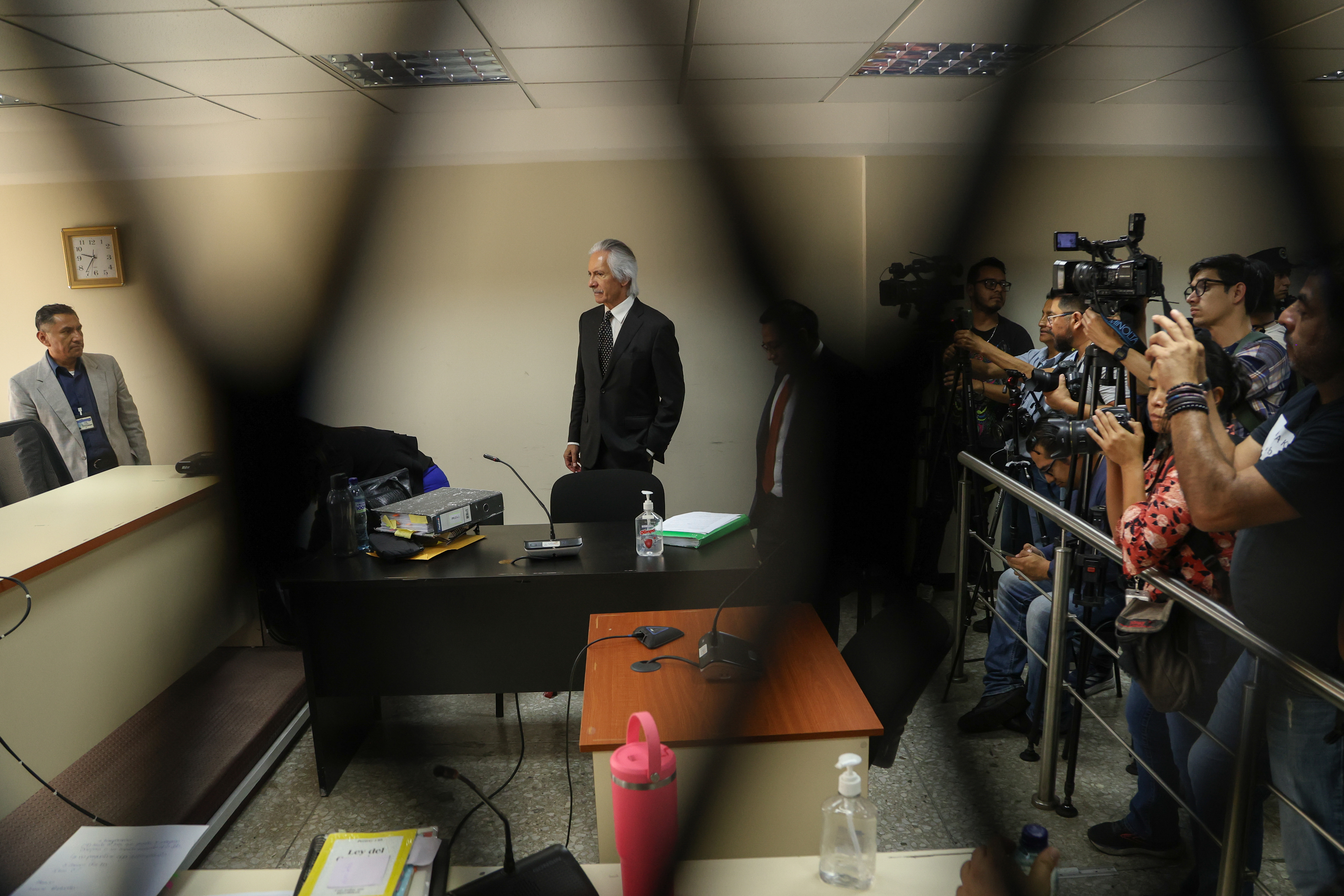 AME7422. CIUDAD DE GUATEMALA (GUATEMALA), 07/03/2025.- El periodista guatemalteco José Rubén Zamora (c) llega a una audiencia este viernes, en Ciudad de Guatemala (Guatemala). Zamora conocerá hasta la próxima semana si debe volver a prisión preventiva, después de que fuera suspendida la audiencia para una posible revocación de su arresto domiciliario. EFE/ Mariano Macz