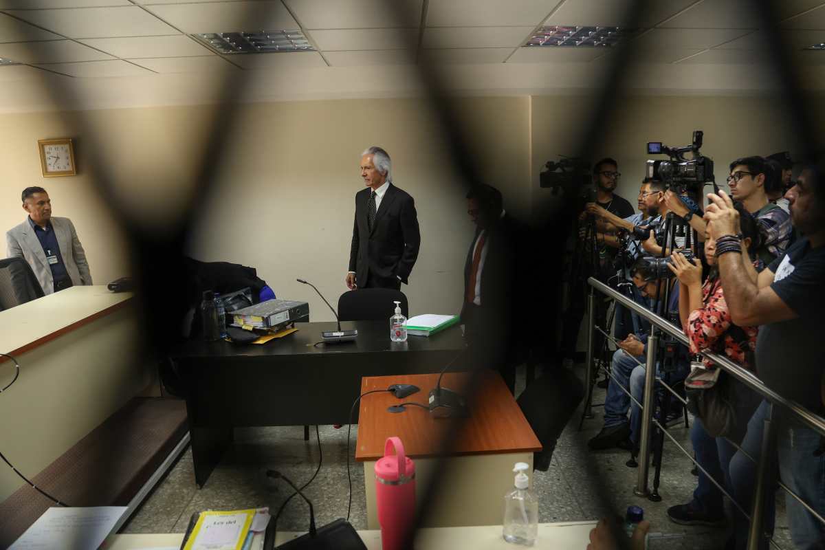 AME7422. CIUDAD DE GUATEMALA (GUATEMALA), 07/03/2025.- El periodista guatemalteco José Rubén Zamora (c) llega a una audiencia este viernes, en Ciudad de Guatemala (Guatemala). Zamora conocerá hasta la próxima semana si debe volver a prisión preventiva, después de que fuera suspendida la audiencia para una posible revocación de su arresto domiciliario. EFE/ Mariano Macz