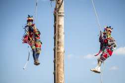 -FOTODELDÍA- AME7523. CUBULCO (GUATEMALA), 07/03/2025.- Danzantes mayas Achí participan este viernes en la danza del Palo Volador, una tradición milenaria maya en la comunidad de Tres Cruces, del poblado de Cubulco, en la provincia de Baja Verapaz al norte de Guatemala. Los danzantes que representan distintos personajes del libro sagrado maya Popol Vuh, se elevan en un tronco de madera de 30 metros de altura y descienden colgados de una pierna como forma de agradecimiento. Esta tradición se celebra y preserva únicamente en cuatro comunidades del noroeste del país centroamericano. EFE/David Toro