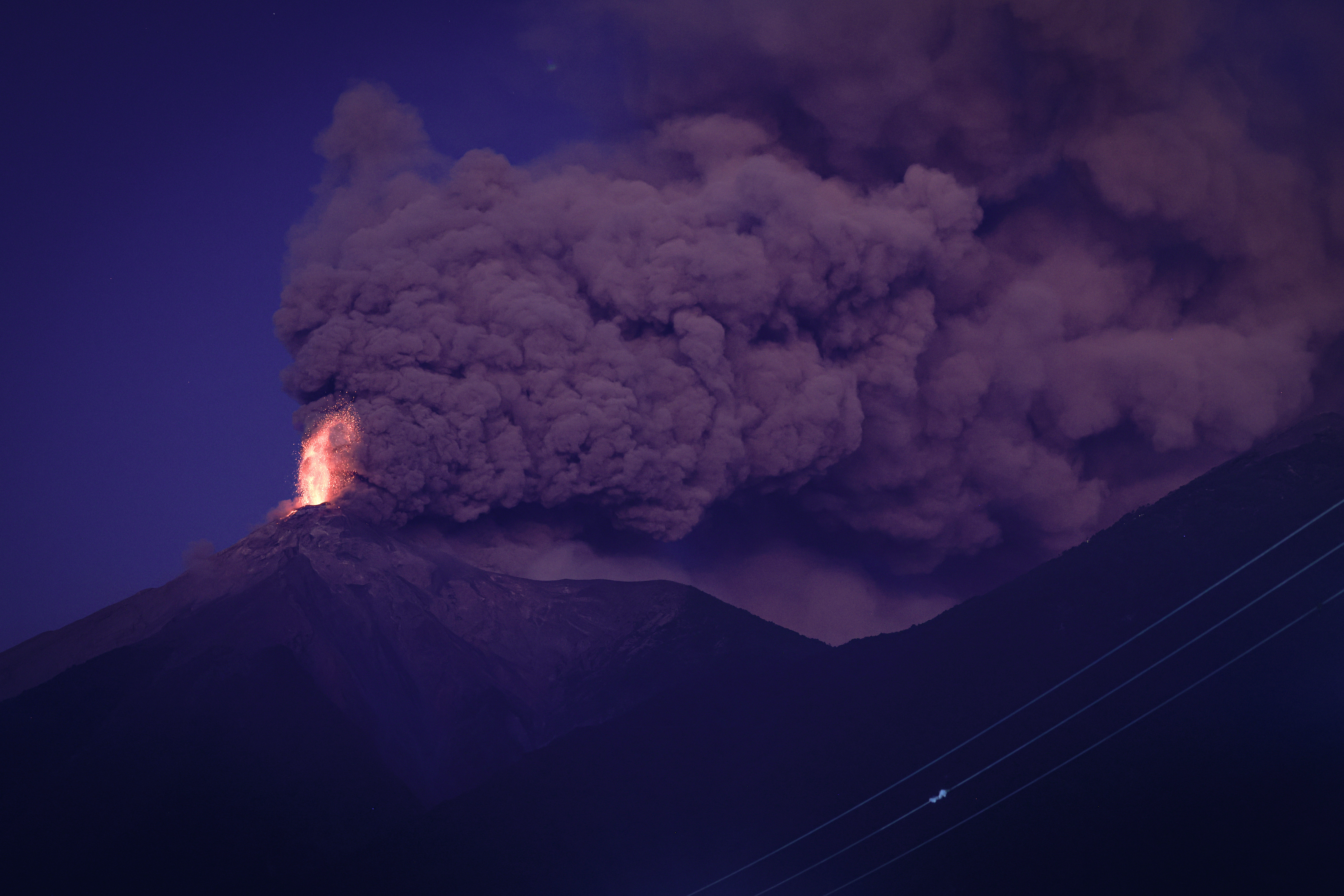 AME8312. ALOTENANGO (GUATEMALA), 10/03/2025.- Fotografía del volcán de Fuego durante una erupción masiva en la madrugada de este lunes, en Alotenango (Guatemala). El volcán de Fuego en Guatemala, ubicado en el centro del país, se encuentra en una fase de erupción masiva, por lo que las autoridades locales de protección civil han indicado que se encuentran en alerta. EFE/ Str