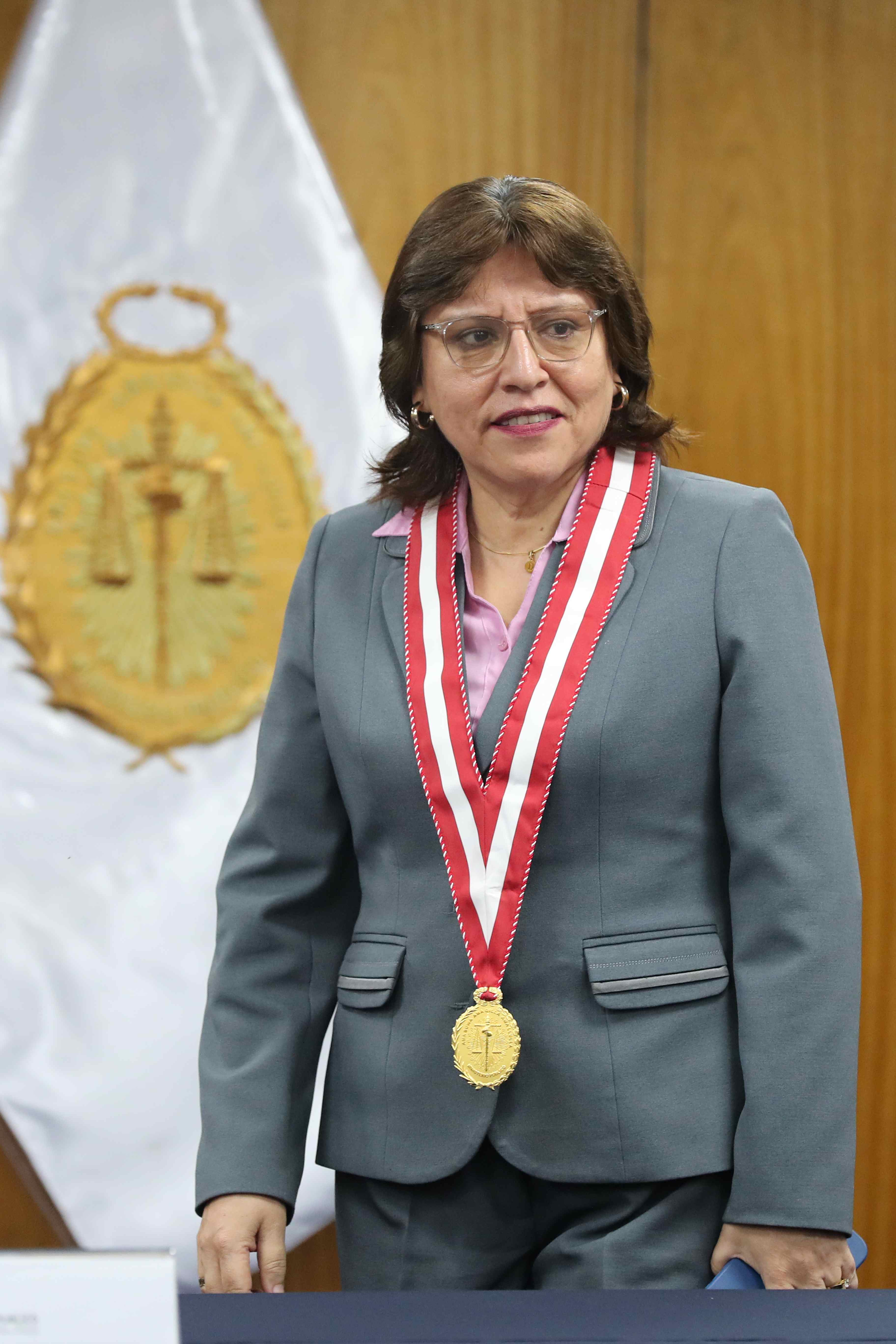 AME1038. LIMA (PERÚ), 20/03/2025.- La fiscal de la Nación (general), Delia Espinoza, asiste a una rueda de prensa con la Asociación de la Prensa Extranjera en Perú (APEP) este jueves, en Lima (Perú). El estado de emergencia declarado en Lima y su vecina provincia del Callao para combatir la delincuencia es "una solución parcial" que debe ir acompañada de un fortalecimiento de la inteligencia policial, aseguró Espinoza. EFE/ Paolo Aguilar