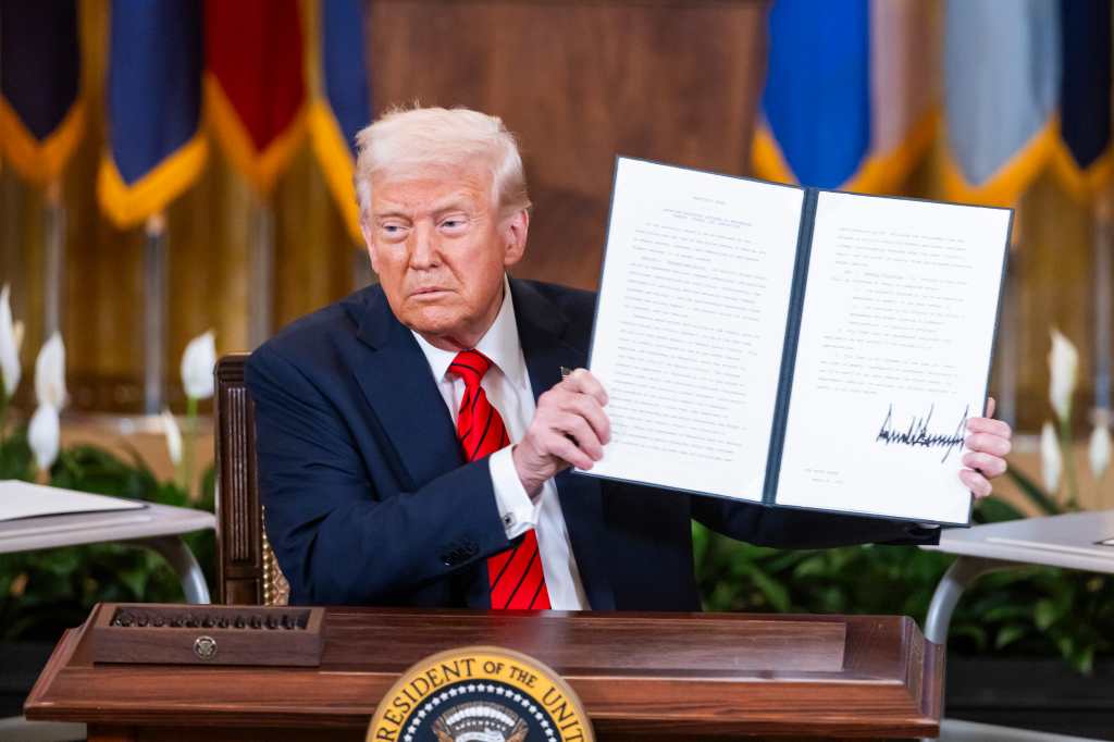 Trump firma decreto para eliminar el Departamento de Educación