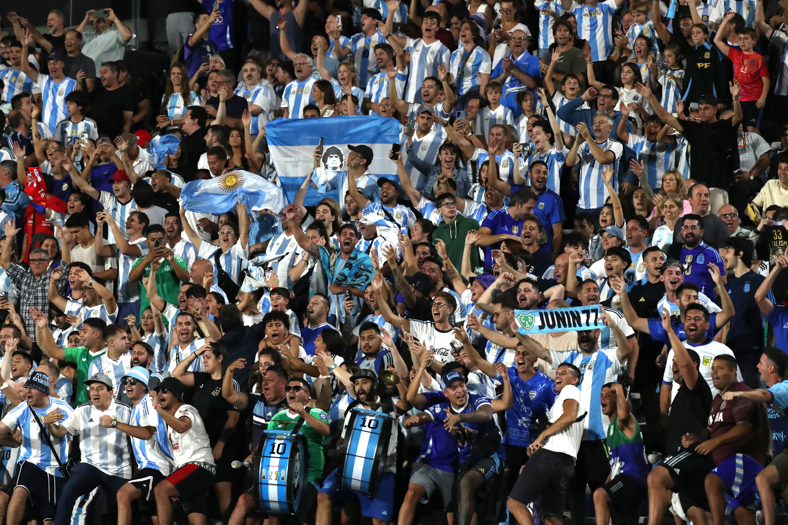 AMDEP3832. MONTEVIDEO (URUGUAY), 21/03/2025.- Aficionados de Argentina alientan este viernes, previo a un partido de las eliminatorias sudamericanas para el Mundial de 2026 entre las selecciones de Uruguay y Argentina en el estadio Centenario en Montevideo (Uruguay). EFE/ Raúl Martínez