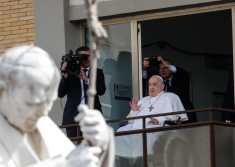 Rome (Italy), 23/03/2025.- Pope Francis (C) greets and blesses the faithful from the balcony of the Gemelli hospital where has been hospitalized, in Rome, Italy, 23 March 2025. Pope Francis will be discharged on 23 March with a prescription for at least two months of convalescence after spending more than five weeks in the hospital for bilateral pneumonia. (Papa, Italia, Roma) EFE/EPA/GIUSEPPE LAMI