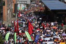 AME2525. CARACAS (VENEZUELA), 25/03/2025.- Personas participan en una manifestación convocada por el chavismo, en apoyo a los migrantes venezolanos deportados de Estados Unidos a El Salvador, este martes en Caracas (Venezuela). EFE/ Ronald Peña R