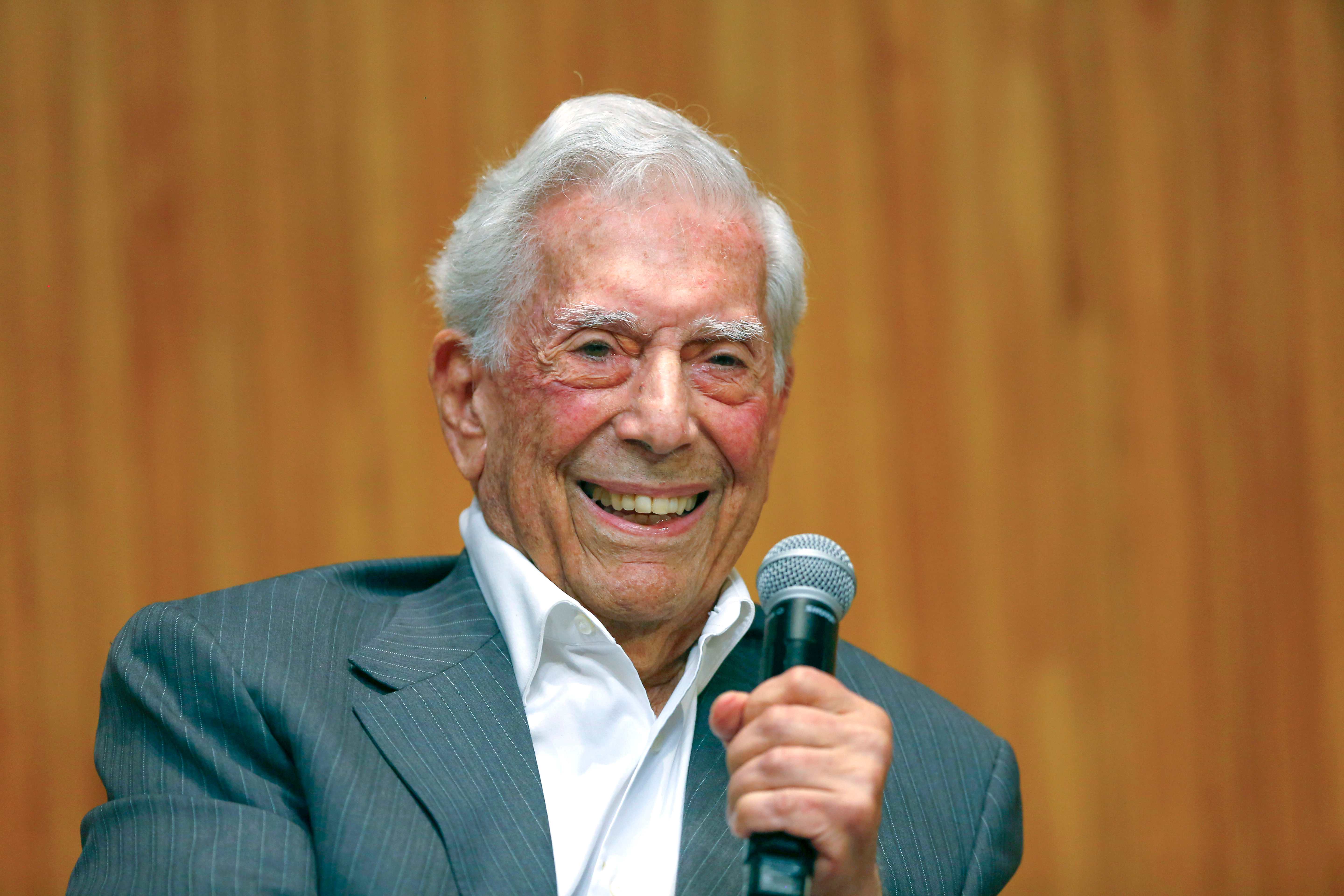 MEX6306. Bogotá (Colombia), 03/2025.- Archive photography of May 28, 2023 of the Peruvian writer Mario Vargas Llosa speaking at a press conference, at the University of Guadalajara (Mexico). Mario Vargas Llosa celebrates this Friday 89 years of age, based in Lima after living for several decades between Peru and Spain, and wrapped by the love of his family, after having announced in 2023 his withdrawal of literature. EFE/ FRANCISCO GUASCO ARCHIVE