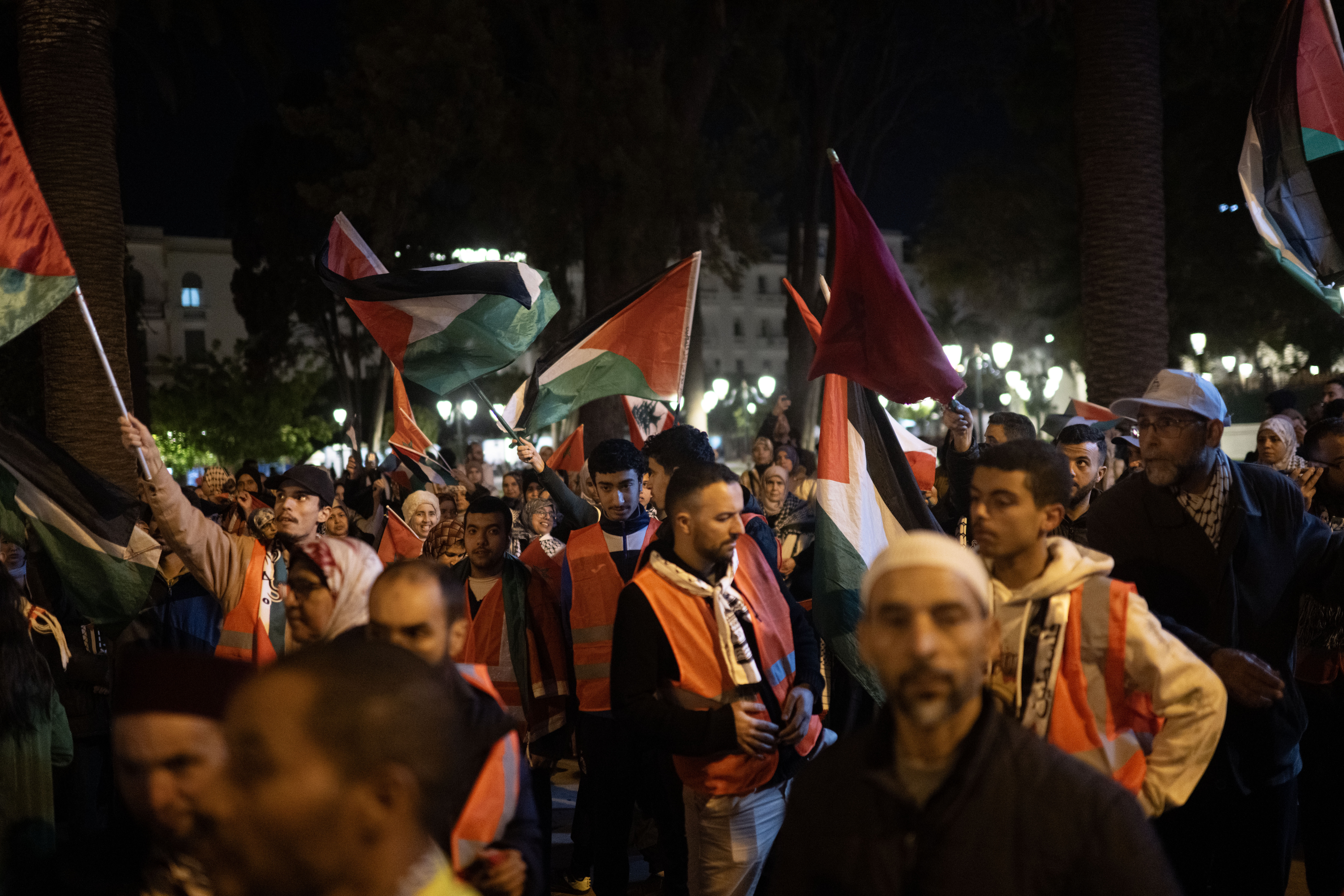Marroquíes manifiestan contra los ataques israelíes a Gaza, mientras Hamás acepta una nueva propuesta de Egipto y Catar para un alto el fuego. (Foto Prensa Libre: EFE/EPA/Jalal Morchidi).