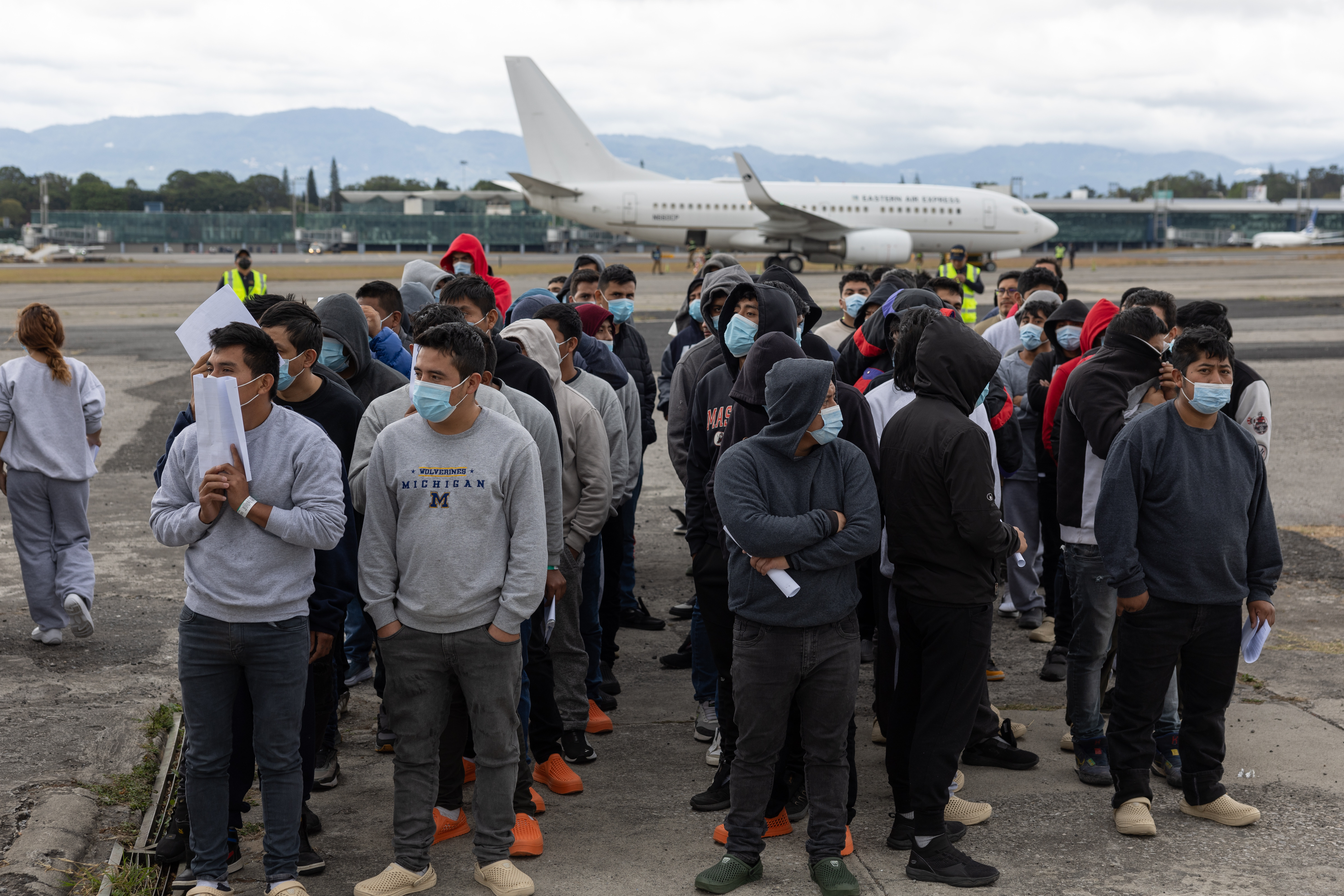 Guatemaltecos retornados arriban al país en vuelos procedentes de Estados Unidos (foto archivo); hasta el 14 de diciembre de 2025 el IGM reporta 45,383 deportados, mientras que en todo 2024 la cifra total fue de 61,680, según las los datos las deportaciones no superarán las cifras de 2024. (Foto, Prensa Libre: EFE)