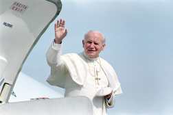 VILNIUS (Lithuania), 31/03/2025.- (FILE) - Pope John Paul II waves his hand upon his arrival in Vinius, Lithuania, 04 September 1993 (re-issued 31 March 2025). Pope John Paul II died 02 April 2005, aged 84. (Papa, Lituania) EFE/EPA/MLADEN ANTONOV epa Historical Collection digitized in 2012 as part of the EURO-Photo project *** Local Caption *** 51078531