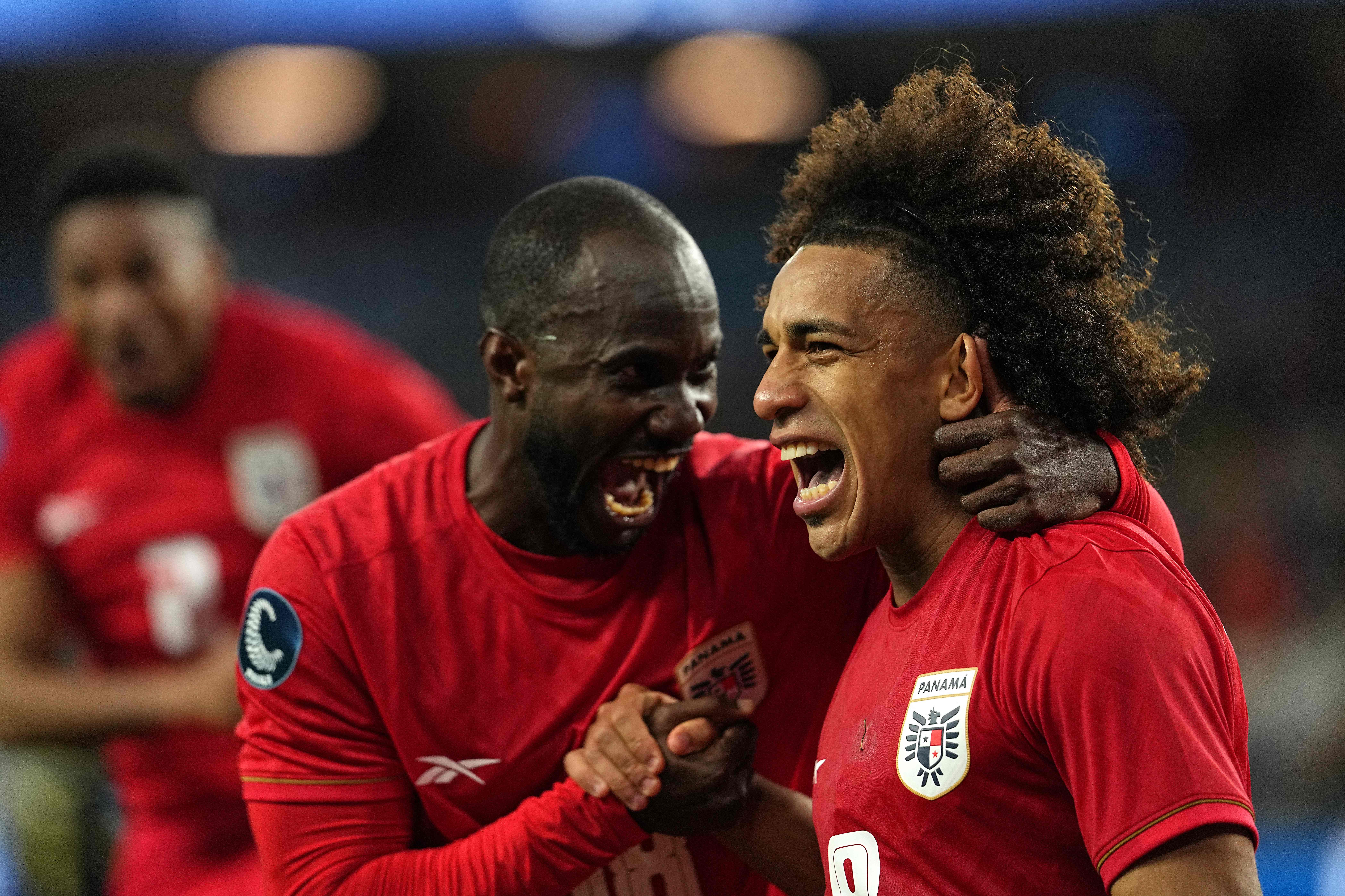 INGLEWOOD, CALIFORNIA - MARCH 23: Adalberto Carrasquilla #8 of Panama celebrates with his teammate Cecilio Waterman #18 after scoring on a penalty kick against Mexico during the CONCACAF Nations League final match at SoFi Stadium on March 23, 2025 in Inglewood, California.   Michael Owens/Getty Images/AFP (Photo by Michael Owens / GETTY IMAGES NORTH AMERICA / Getty Images via AFP)