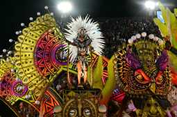 A reveler of the Beija-Flor samba school performs during the second night of Rio Carnival at the Marques de Sapucai Sambadrome in Rio de Janeiro, Brazil on March 3, 2025. (Photo by Pablo PORCIUNCULA / AFP)