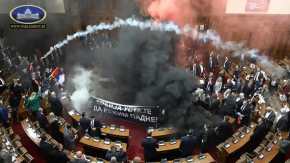 En el día inaugural de la sesión de primavera del parlamento en señal de apoyo a las protestas anticorrupción lanzan bombas lacrimógenas. (Foto Prensa Libre: AFP)