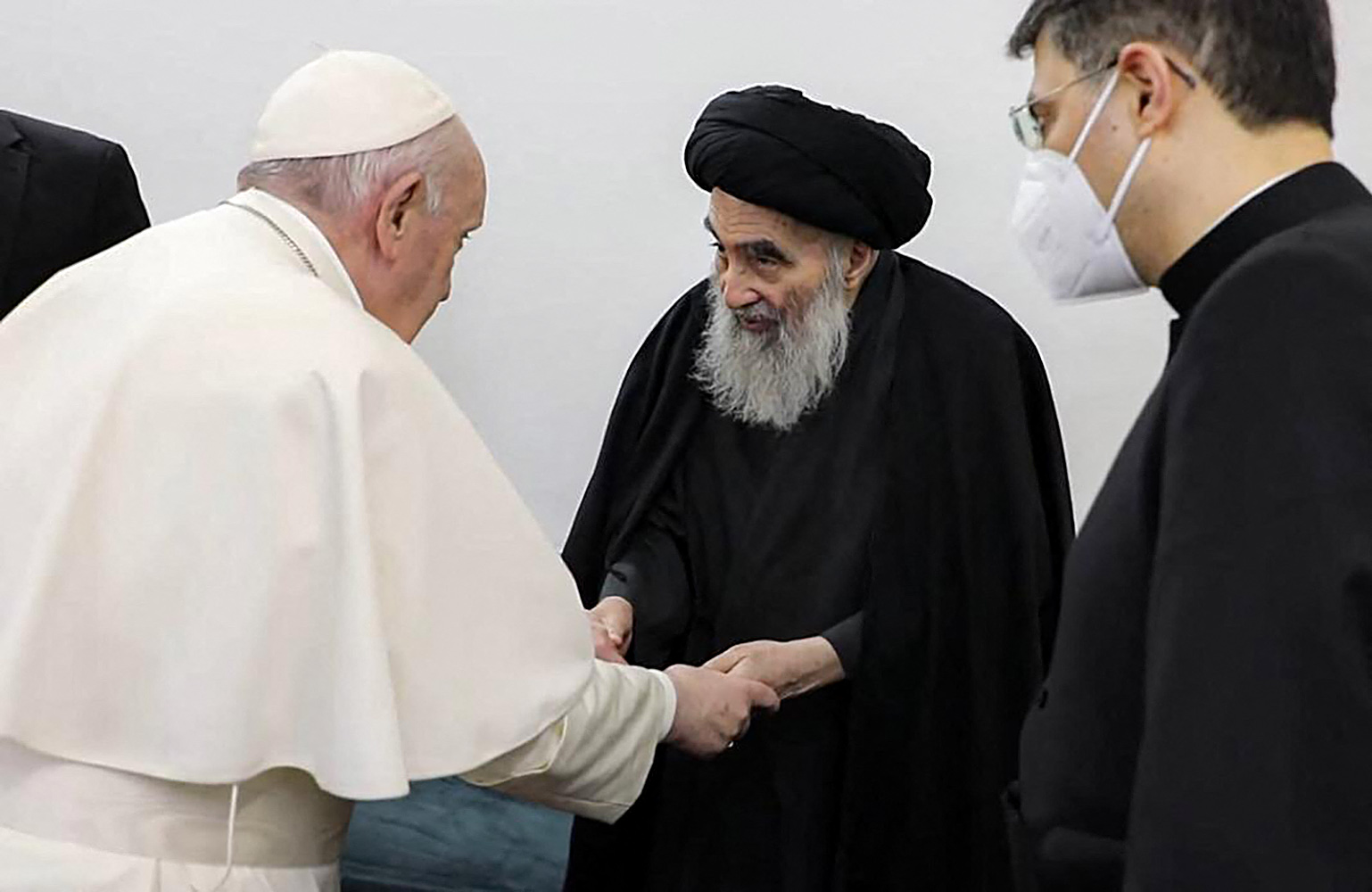 El papa Francisco se reúne en privado con el clérigo chiíta más venerado de Irak, el Gran Ayatolá Ali al-Sistani (centro), reunido con el Papa Francisco (izq.) y su delegación, en su casa en la ciudad santa de Najaf, el 6 de marzo de 2021. (Foto Prensa Libre: AFP)