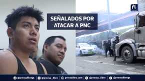 Un juez de paz determinó ligar a proceso penal a dos hombres señalados por enfrentarse a agentes de la Policía Nacional Civil (PNC) durante un bloqueo en la 18 calle y plaza Barrios, en la zona 1 de Ciudad de Guatemala. Los señalados son Brayan Josué Lobos Tocorá y Selvin Humberto Ixbalán Coyoy, que enfrentarán un proceso penal por el delito de atentado. Los incidentes ocurrieron durante protestas contra el seguro obligatorio de vehículos que posteriormente derogó el presidente Bernardo Arévalo.