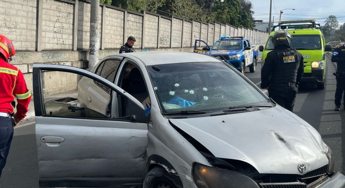 Hombre muere tras ser atacado a balazos cuando viajaba en vehículo en la zona 18