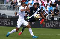 USA1362. FORT LAUDERDALE (ESTADOS UNIDOS), 16/03/2025.- Devron Garcia (i) de Honduras disputa un balón con José Martínez (d) de Guatemala este domingo, durante un partido amistoso entre Honduras y Guatemala, en el Estadio Chase en Fort Lauderdale, Florida (EE.UU.). Guatemala se alzó con la victoria 2-1 en un partido amistoso que sirve como preparatoria para la serie de ida y vuelta de la ronda preliminar de la Copa Oro de la Concacaf. EFE/Marlon Pacheco