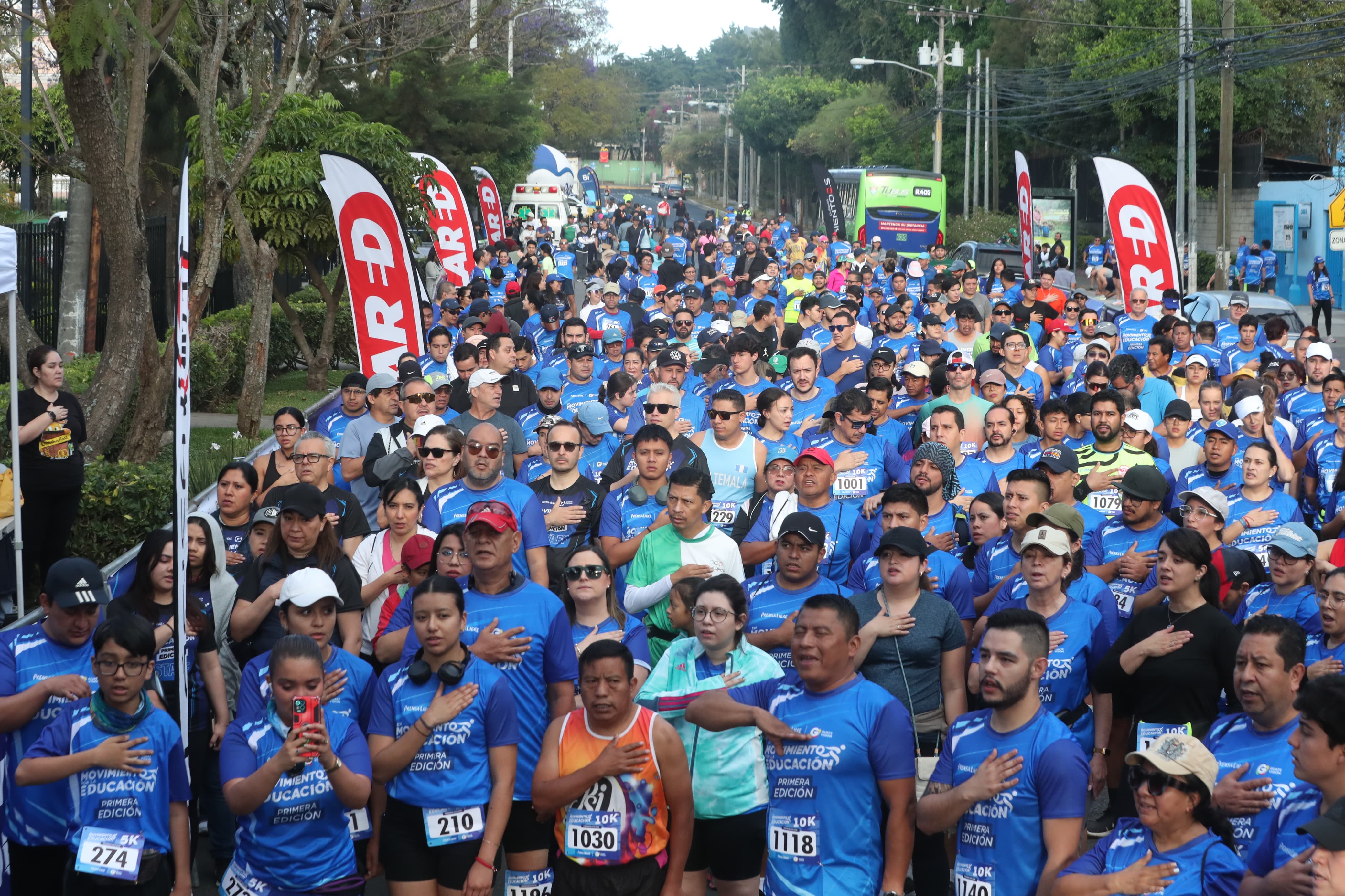 Los corredores y asistentes entonaron el himno nacional previo a iniciar la carrera. (Foto Prensa Libre: Byron Rivera Baiza)