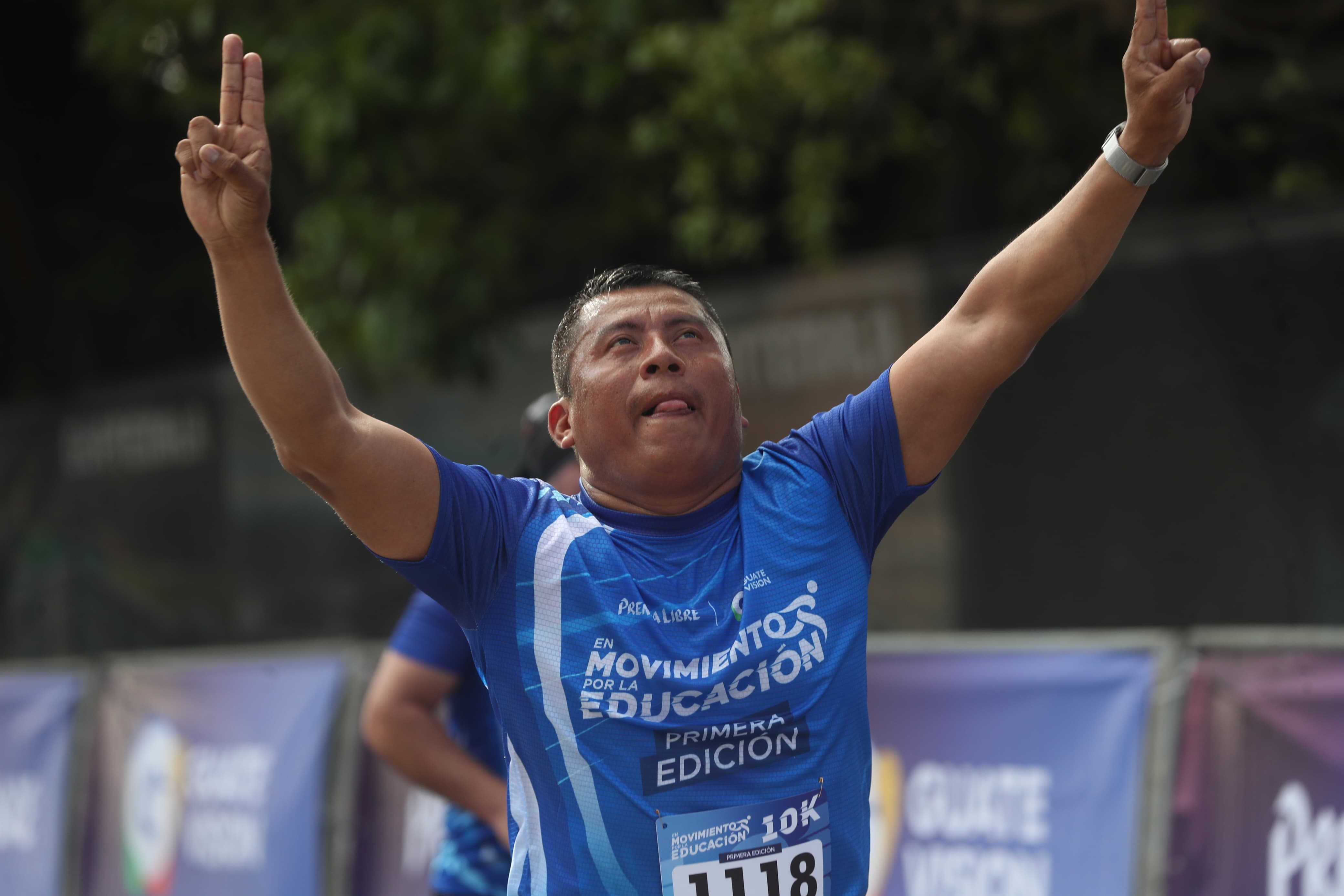 Muchos corredores mostraron gratitud al momento de cruzar la meta. (Foto Prensa Libre: Byron Rivera Baiza)