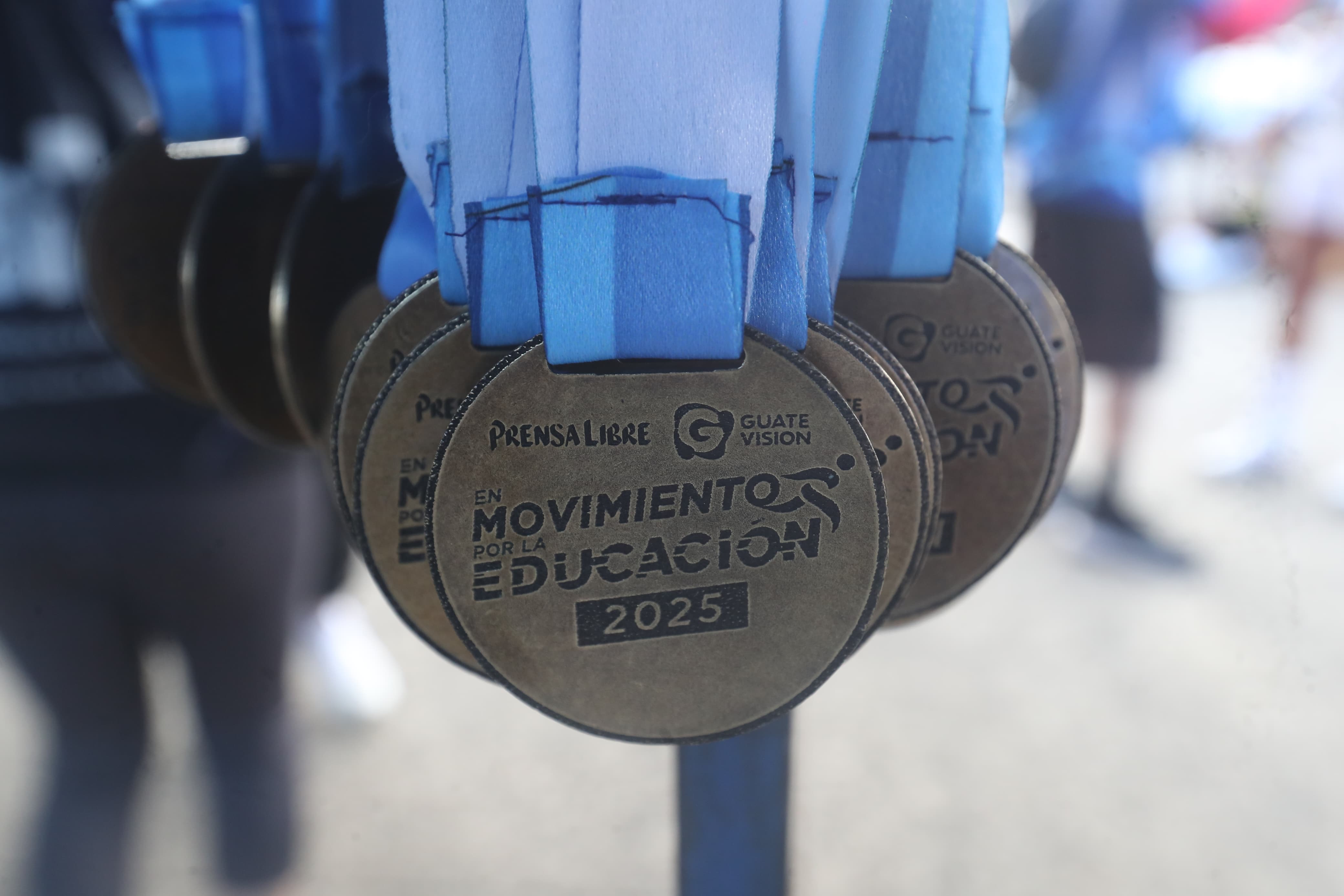 Los participantes contribuyen a la educación de jóvenes estudiantes con una suscripción formativa a estudiantes de diversificado y graduandos de diferentes centros educativos de Guatemala. (Foto Prensa Libre: Byron Rivera Baiza)