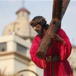 La escultura de Jesús Nazareno del Rescate fue creada por el escultor Mateo de Zúñiga en el siglo XVII, quien
fue llevada en hombros durante la solemne Procesión de la Reconciliación en este cuarto sábado de Cuaresma. (Foto Prensa Libre: Byron Rivera Baiza)