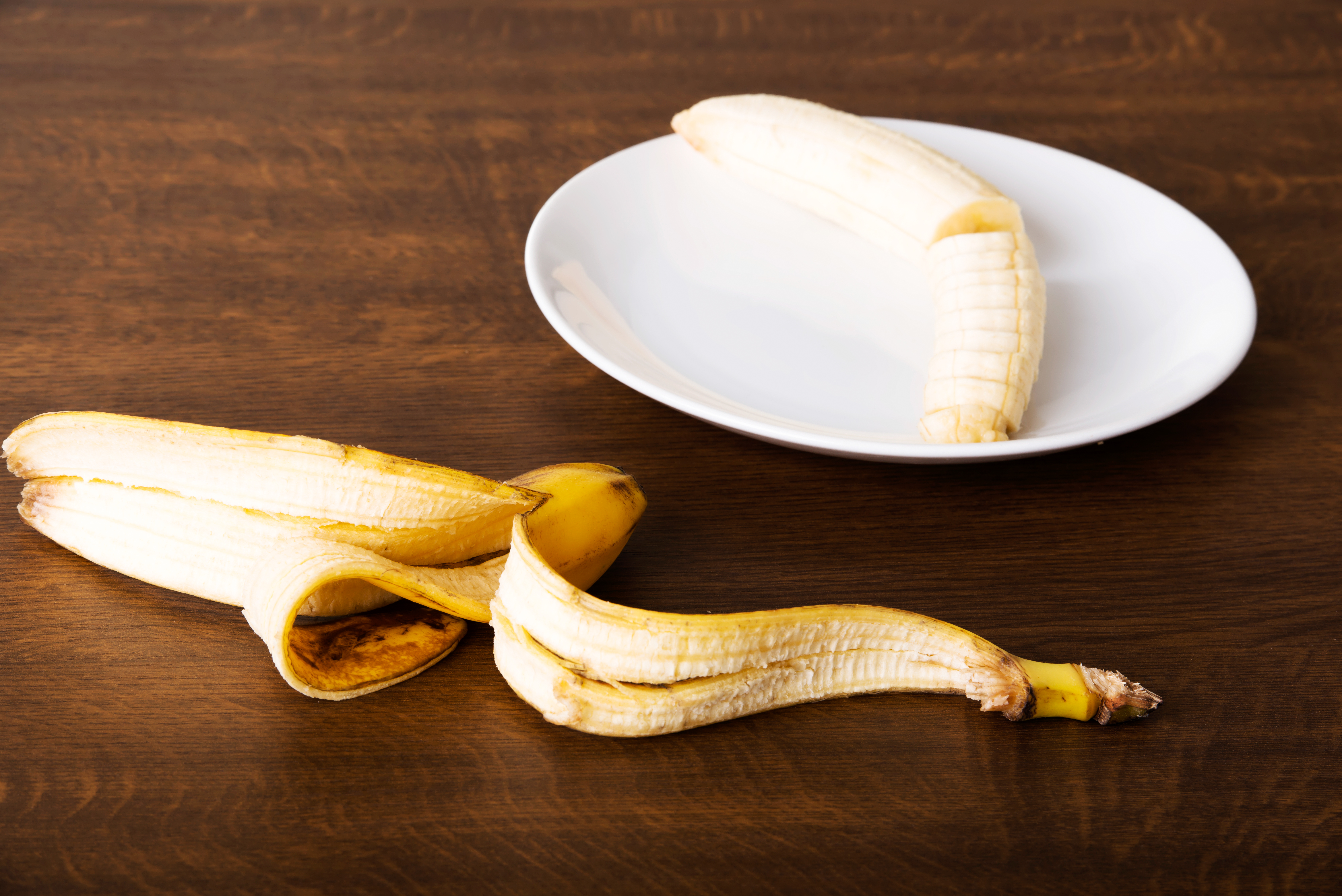 5 usos y beneficios poco conocidos de las cáscaras de banano