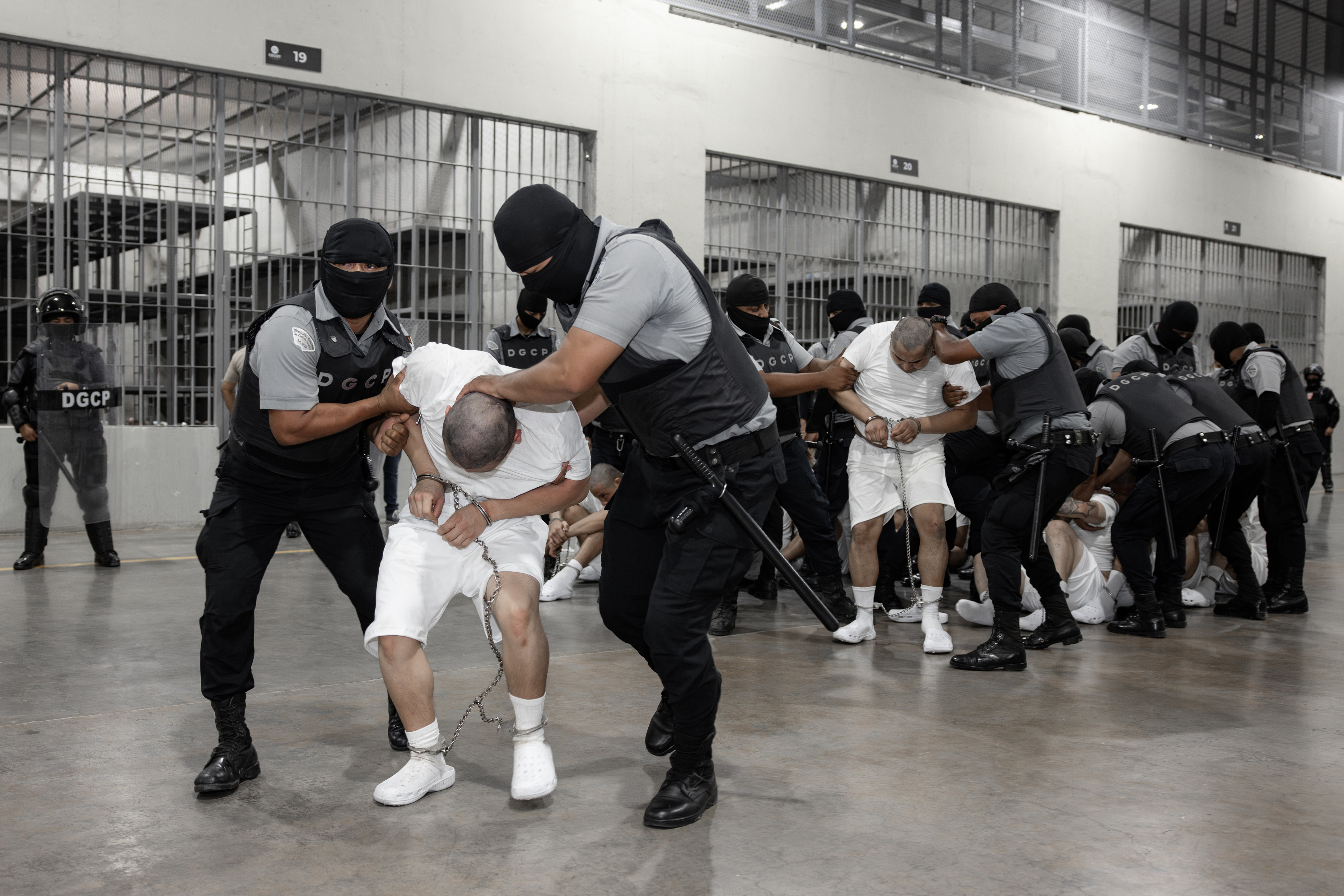 Gobierno de Trump batalla en tribunales por vuelos de migrantes a El Salvador tras supuesto desafío a orden de juez
