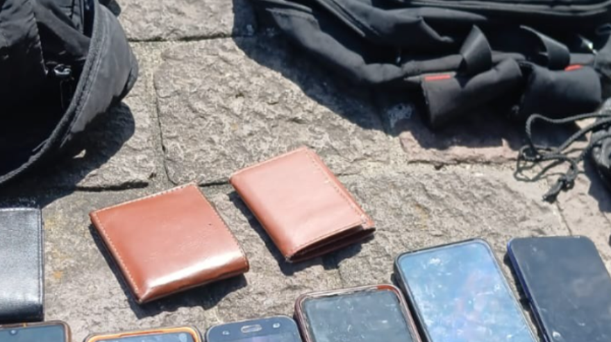 Detienen a supuestos asaltabuses y les decomisan billeteras, dinero y celulares