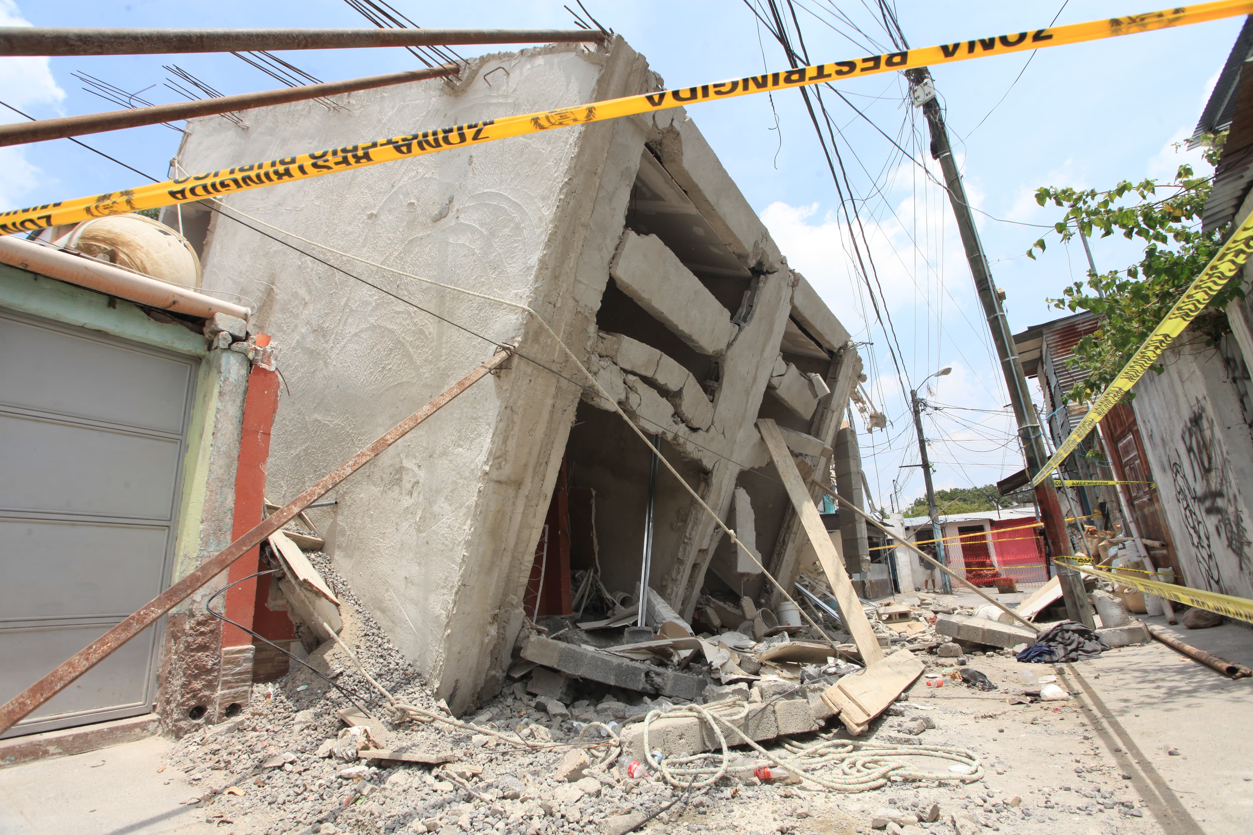 Tres personas rescatadas en colapso de vivienda en construcción en la zona 7