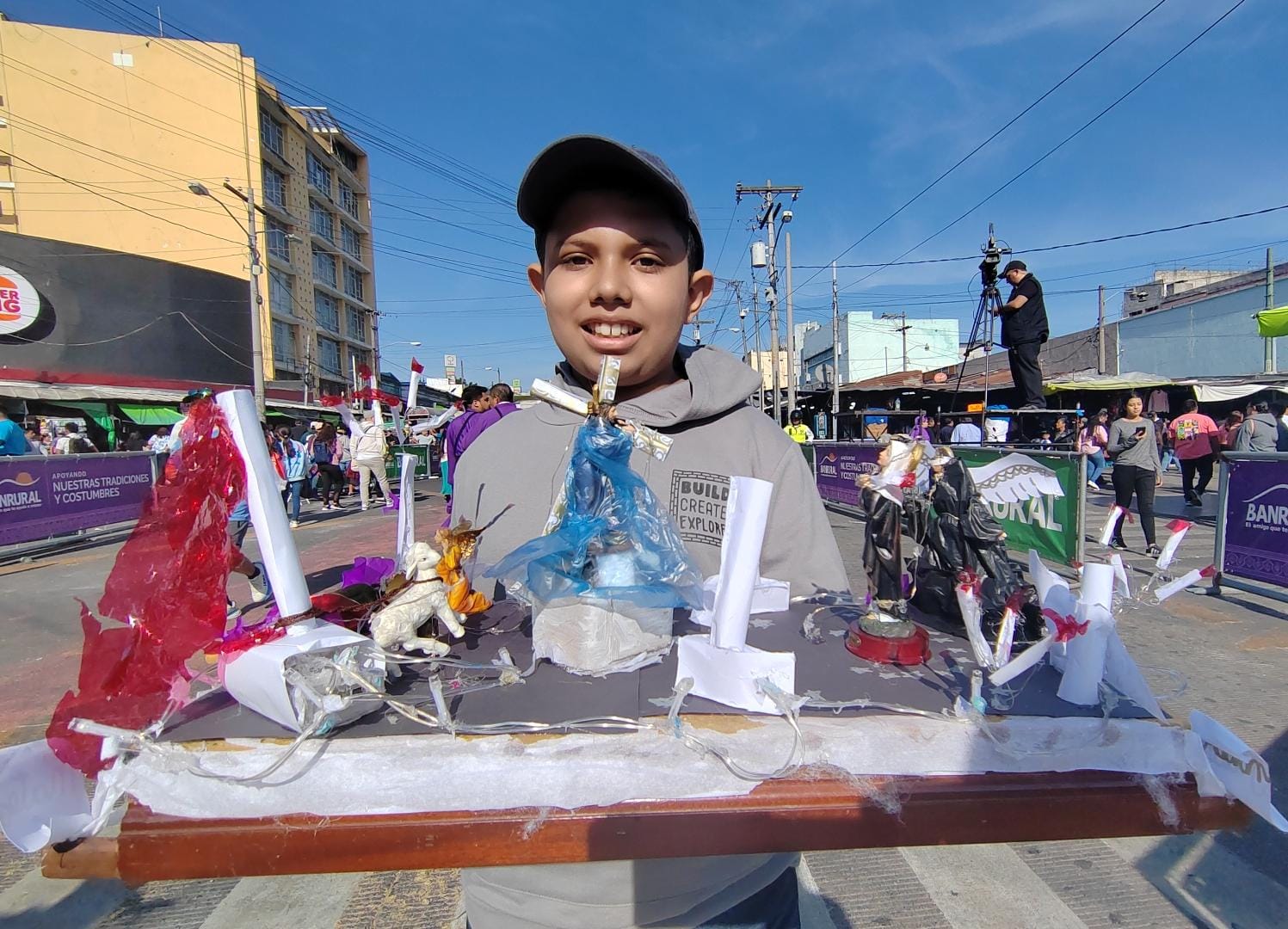 Cuaresma 2025: niño realiza andas en miniatura por devoción a Jesús Nazareno de la Justicia