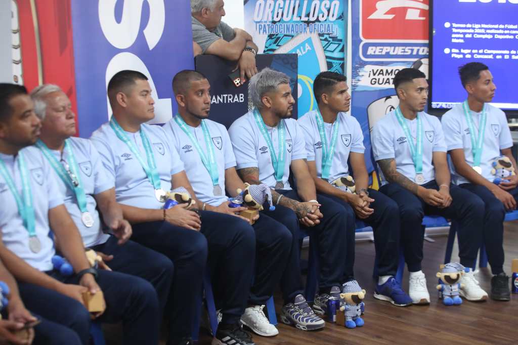 La Selección de Guatemala de Futbol Playa en conferencia de prensa después de haber participado en el Premundial disputado en Bahamas.