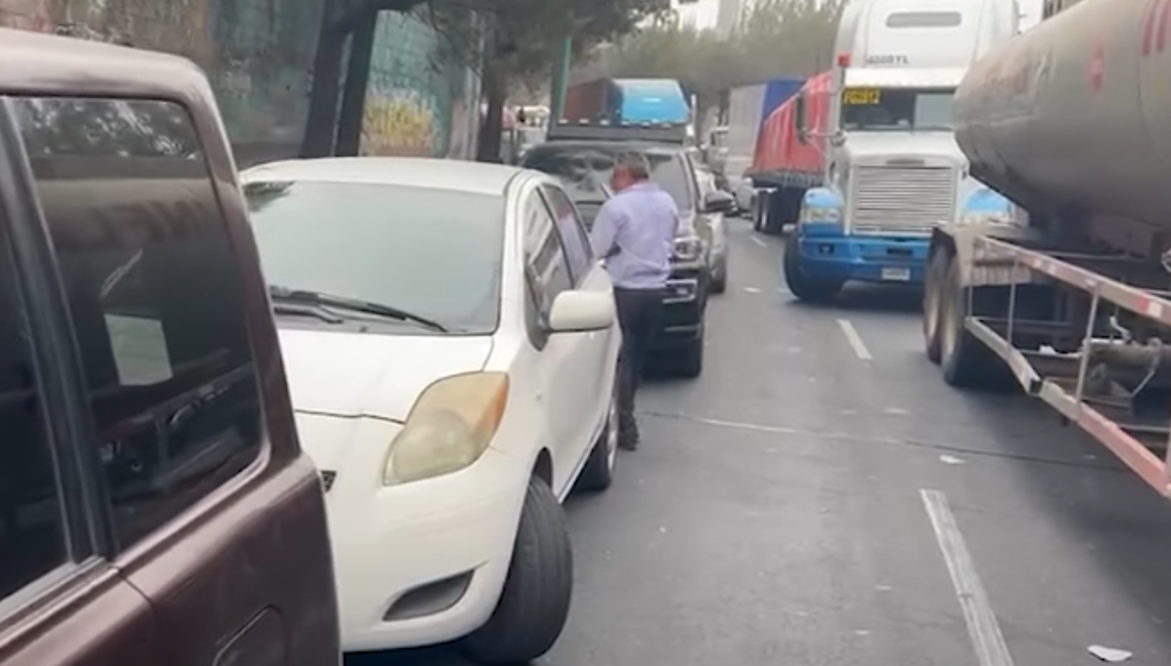 “Pasar la noche aquí desvelado”: taxista atrapado en bloqueo en el Periférico se expresa por el seguro obligatorio
