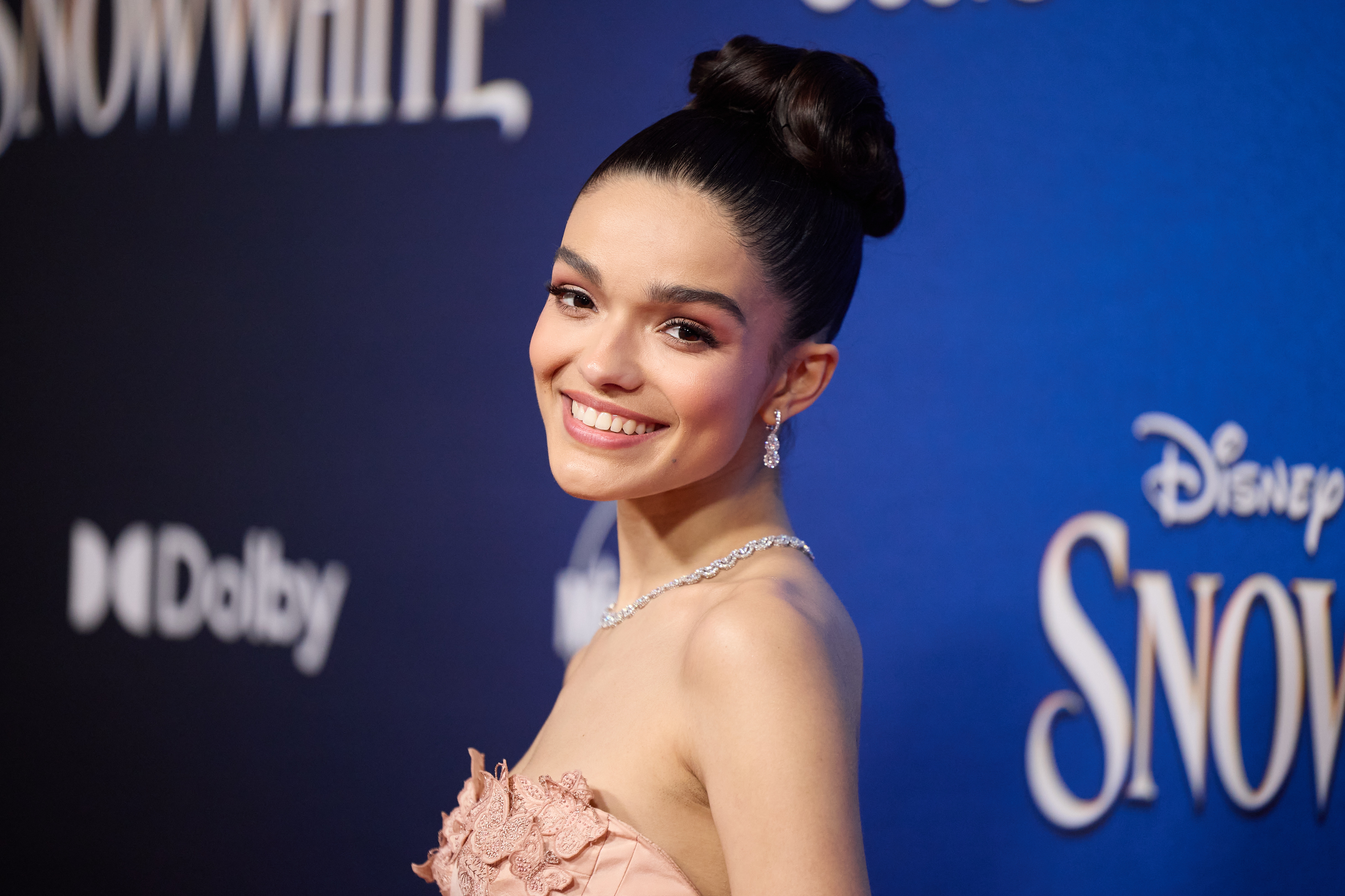 Rachel Zegler llega al estreno de Blancanieves de Disney en Los Ángeles, California. (Foto Prensa Libre: EFE)