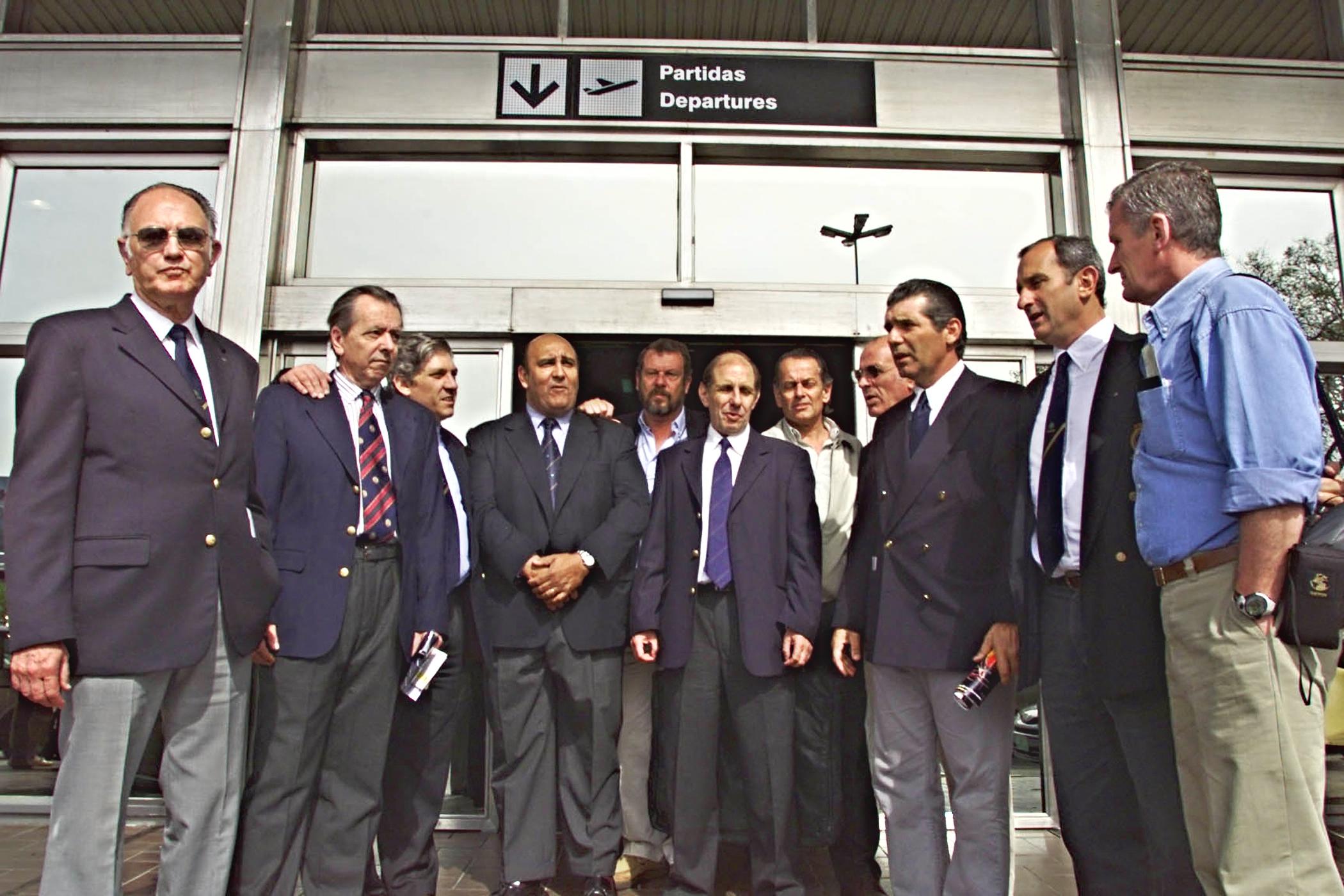 (FILES) Survivors of the 1972 plane crash (from L-R): Javier Methol, Daniel Fernandez, Alvaro Mangino, Antonio Vizintin, Adolfo Strauch, Ramon Sabella, Eduardo Strauch, Jose Luis Inciarte, Carlos Vilaro, Gustavo Zerbino, and Roy Harley, pose for the photographer at the airport in Montevideo 10 October, 2002, before the departure of their flight for Santiago de Chile. Alvaro Mangino, one of the 16 survivors of the "Miracle of the Andes," the plane crash of a group of Uruguayan rugby players in the South American mountain range in 1972, died in Montevideo on March 29, 2025, one day before his 72nd birthday. (Photo by Pablo PORCIUNCULA / AFP)