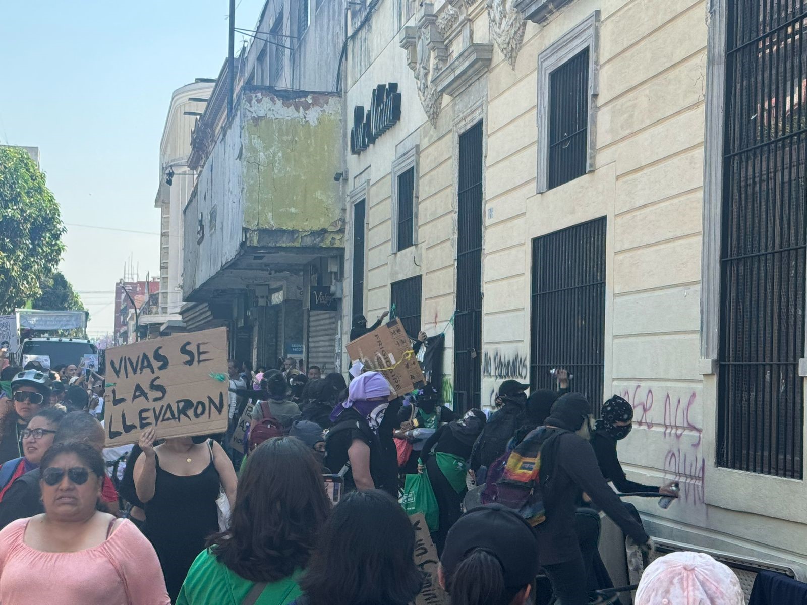 Vandalismo: se registran pintas y algunos daños en segunda marcha por el Día Internacional de la Mujer reporta