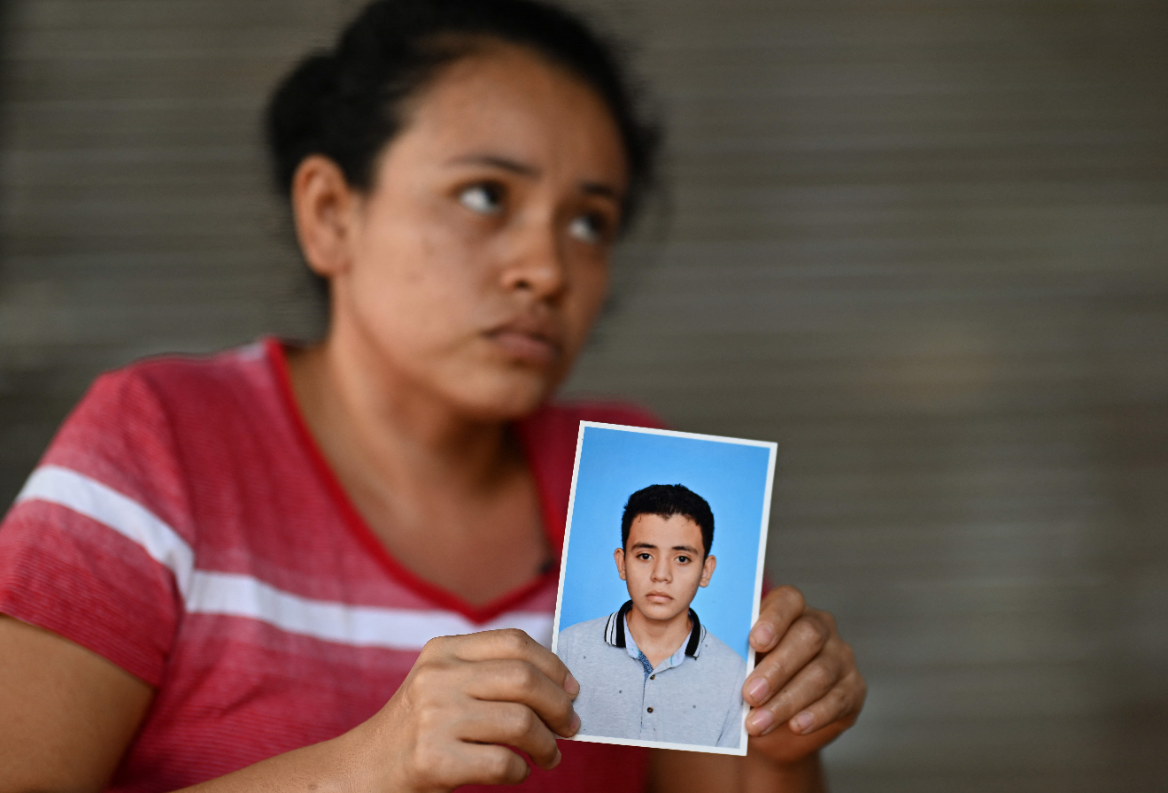 Padres imploran por menores que serán llevados a cárceles de mayores en El Salvador luego de reforma impulsada por Bukele