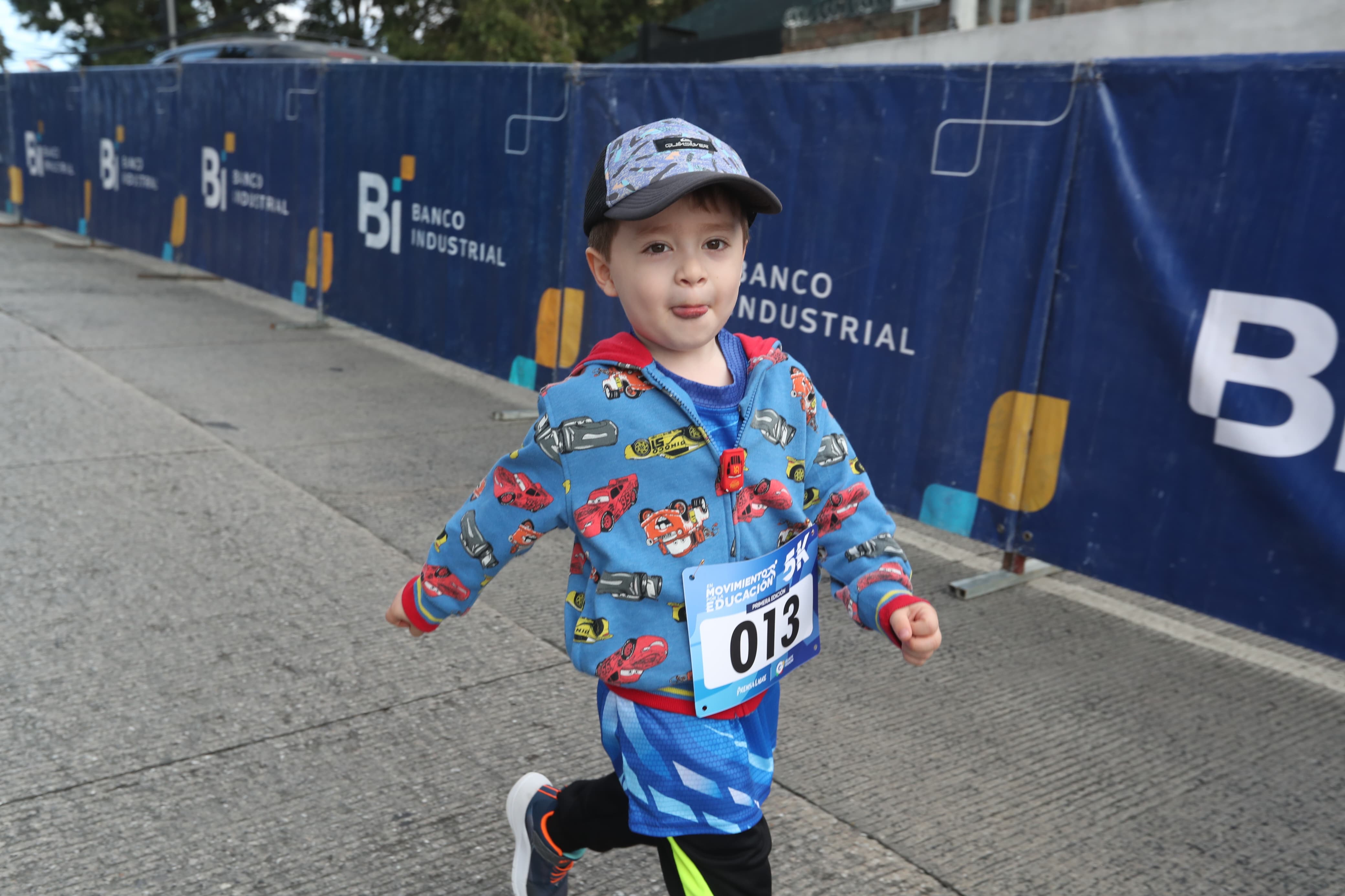 Los pequeños de la casa acompañaron el recorrido de la carrera "En Movimiento por la Educación". (Foto Prensa Libre: María Reneé Barrientos Gaytan)