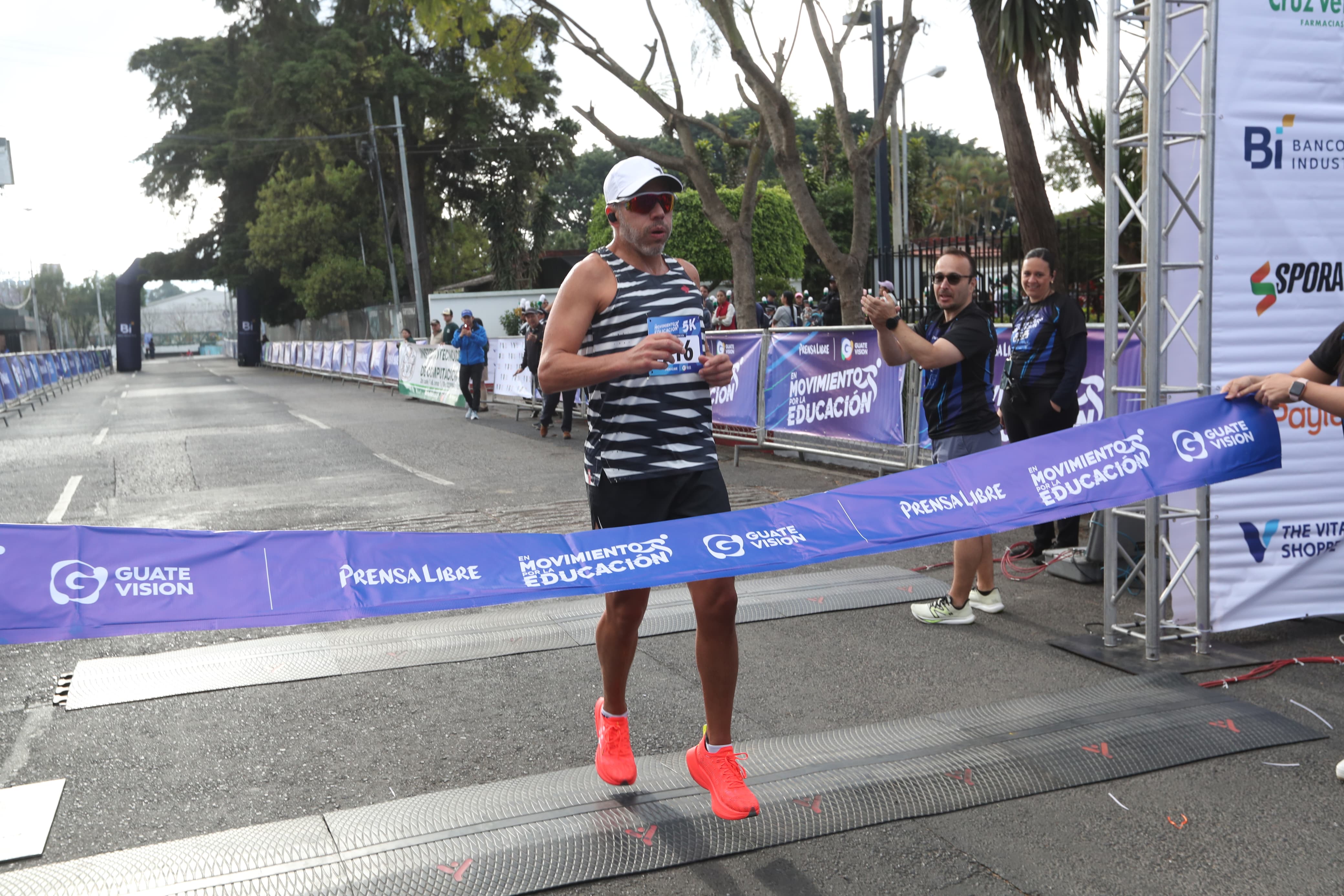 Stuardo Sinibaldi fue el primero en cruzar la meta en la rama de 5 kilómetros. (Foto Prensa Libre: María Reneé Barrientos)