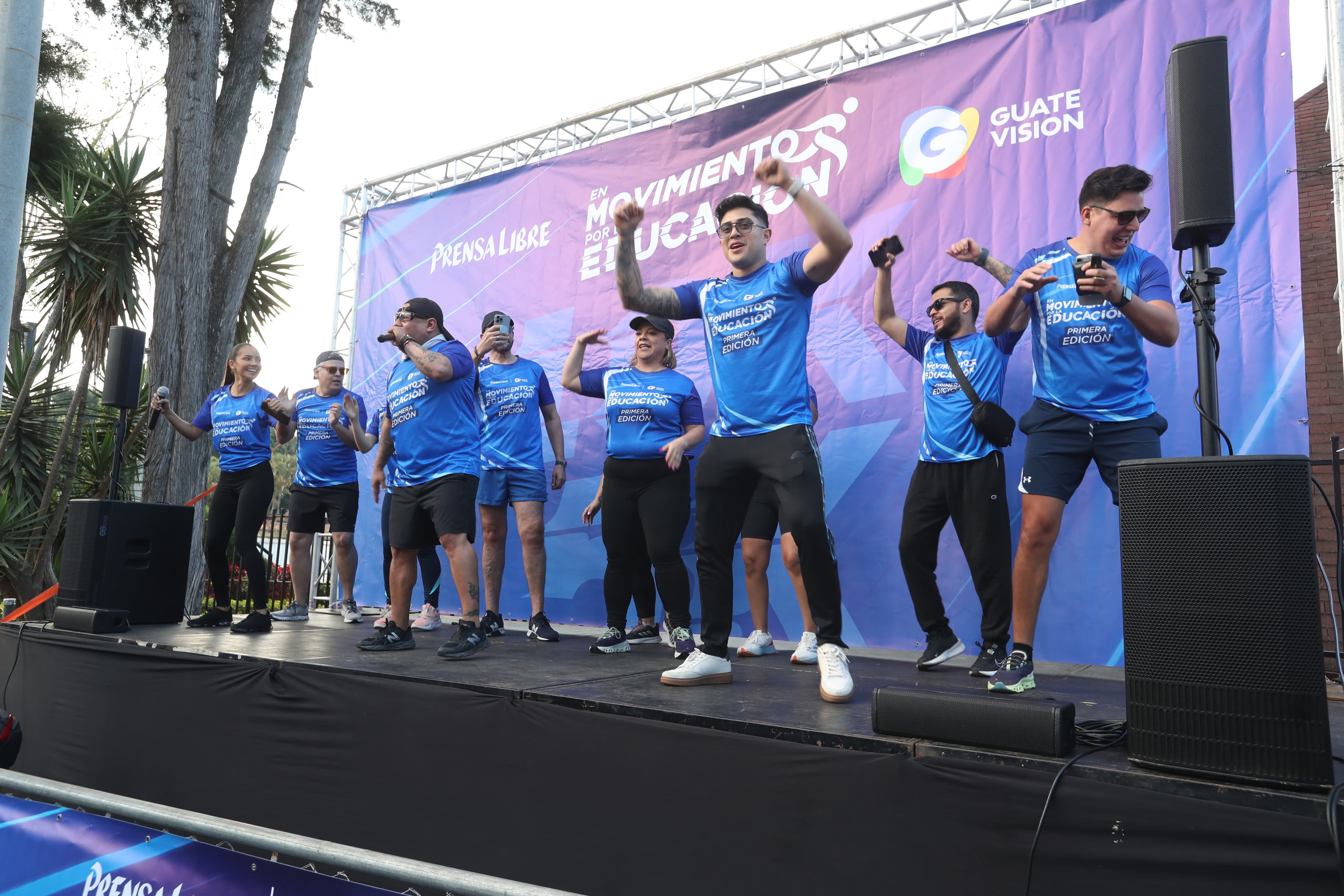 Los presentadores de Guatevisión amenizaron las actividades de calentamiento. (Foto Prensa Libre: María Reneé Barrientos Gaytan)