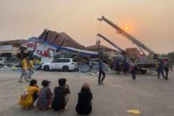 NAYPYIDAW (Myanmar), 28/03/2025.- People look at damaged house at the ThaPyayGone market following an earthquake in Naypyidaw, Myanmar, 28 March 2025. Myanmar has declared a state of emergency and appealed for international aid after a 7.7-magnitude earthquake struck the country, with tremors felt in neighboring countries. (Terremoto/sismo, Birmania) EFE/EPA/NYEIN CHAN NAING