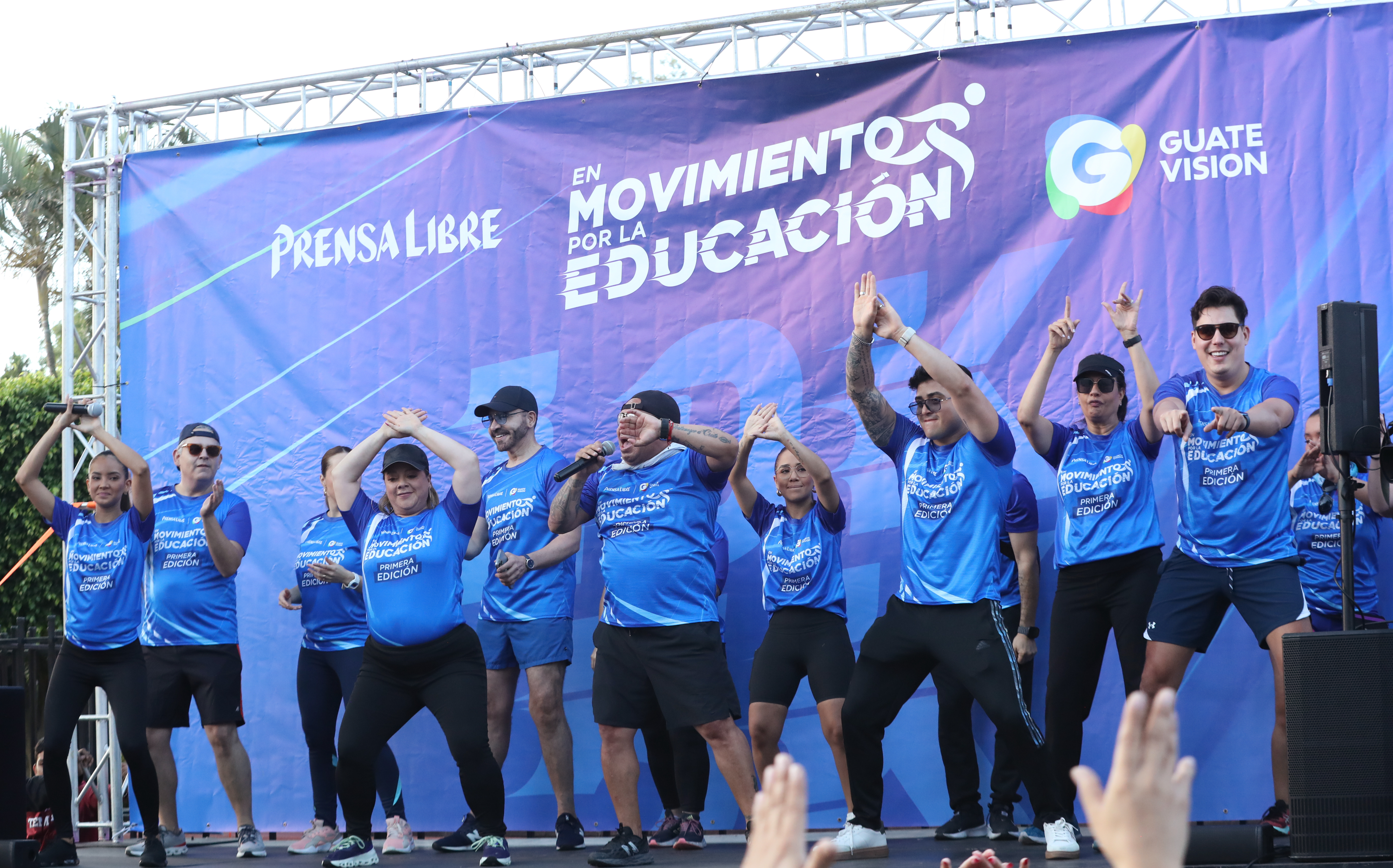 Los presentadores de Guatevisión amenizaron las actividades de calentamiento. (Foto Prensa Libre: María Reneé Barrientos Gaytan)
